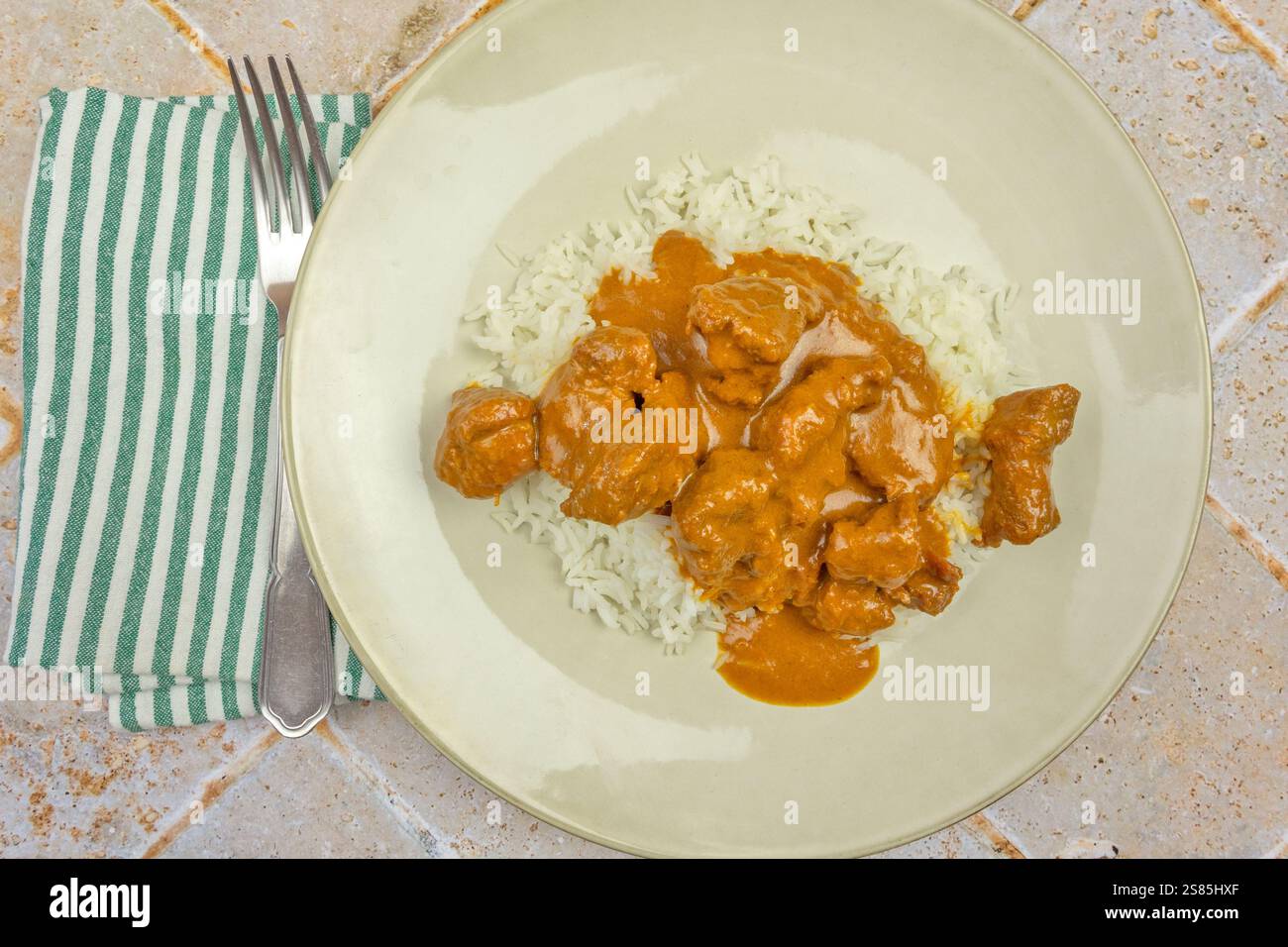 Lammcurry und thailändischer Reis auf einem Teller Stockfoto