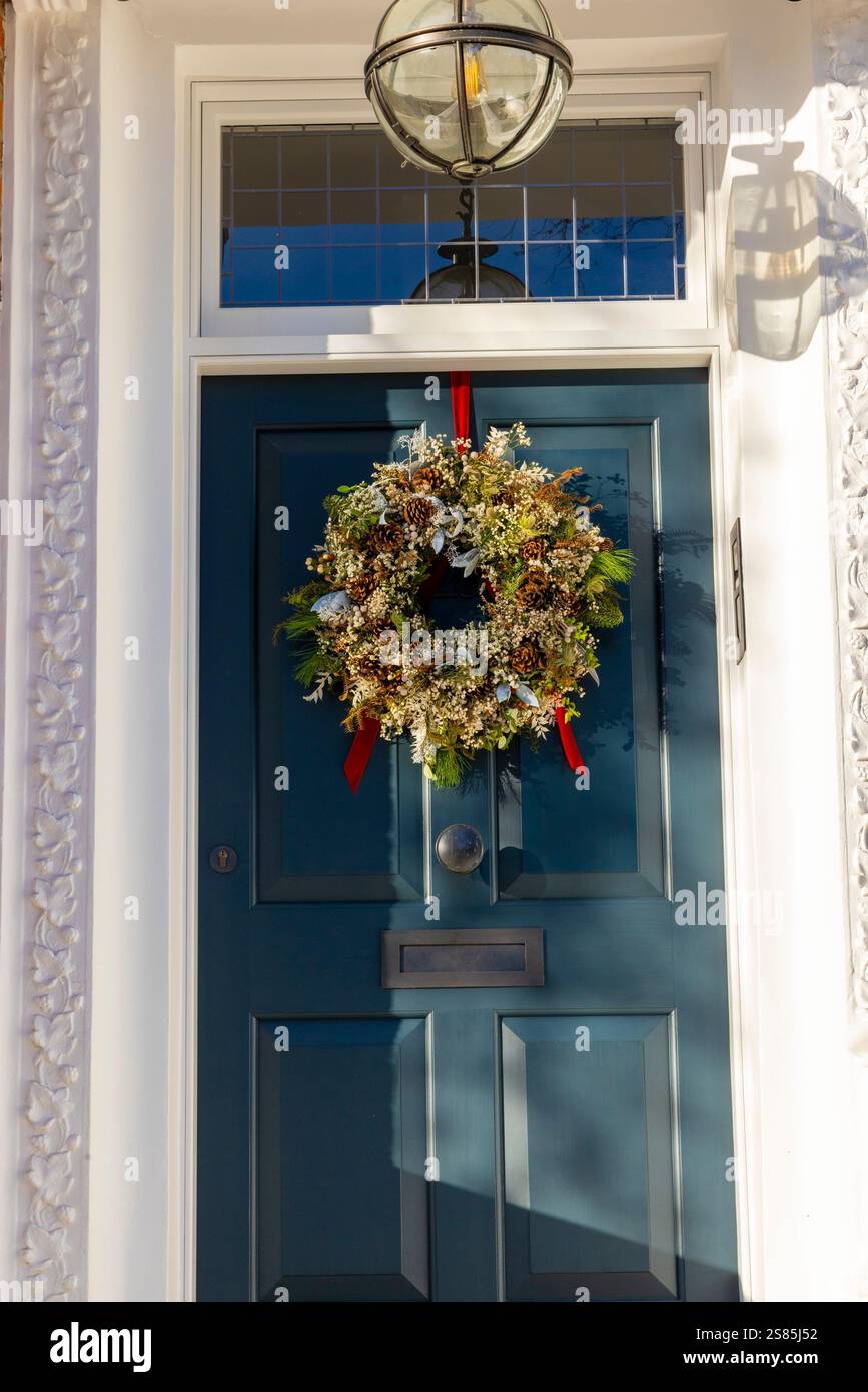 Christmas Wreath on Front Door, London, England, Großbritannien Stockfoto