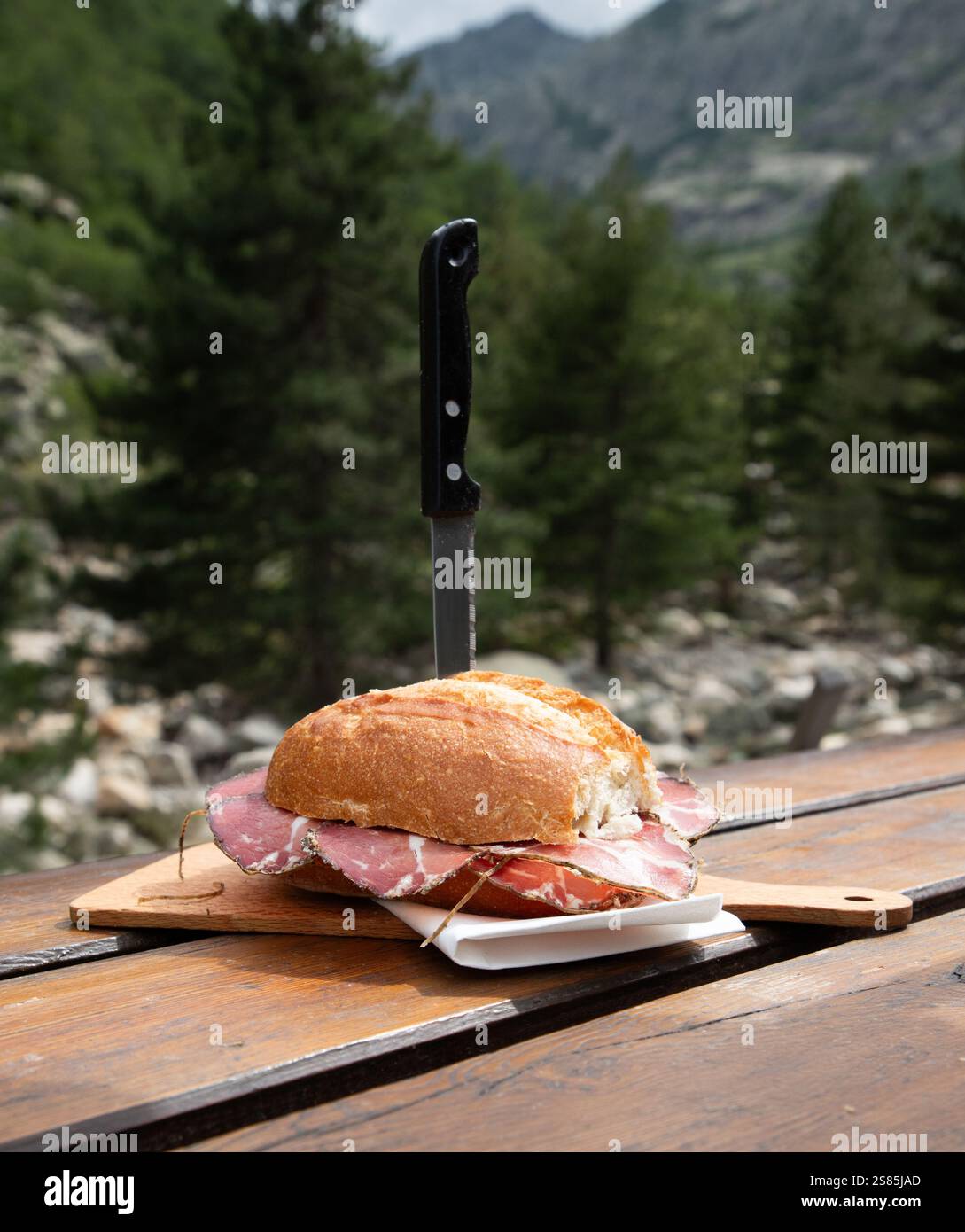 Großes Sandwich auf Holztisch in den Bergen, Frankreich Stockfoto
