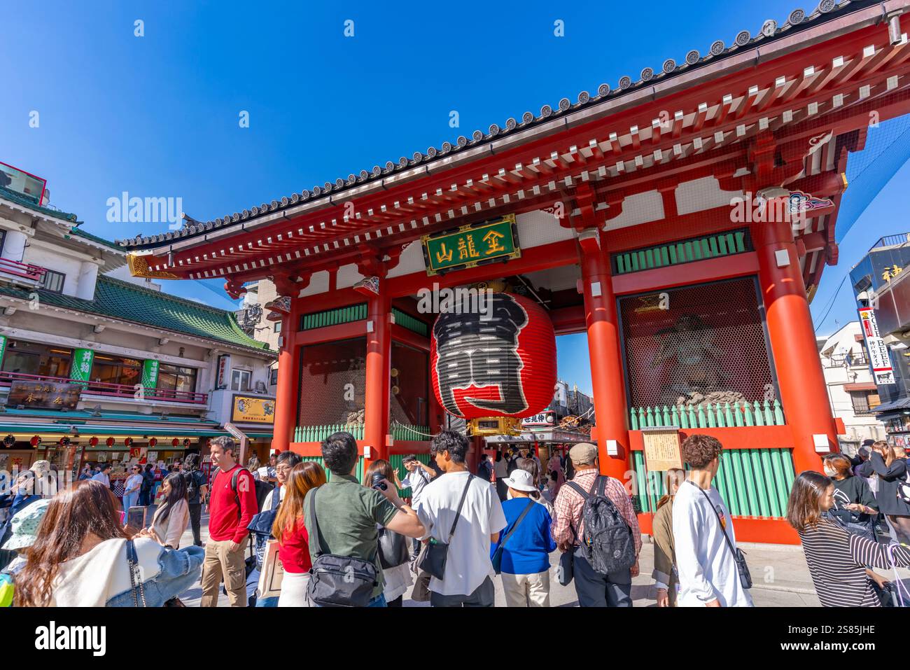 Blick auf das Kaminarimon Tor, Eintritt zum Senso-JI Tempel, Asakusa, Taito City, Tokio, Honshu, Japan Stockfoto