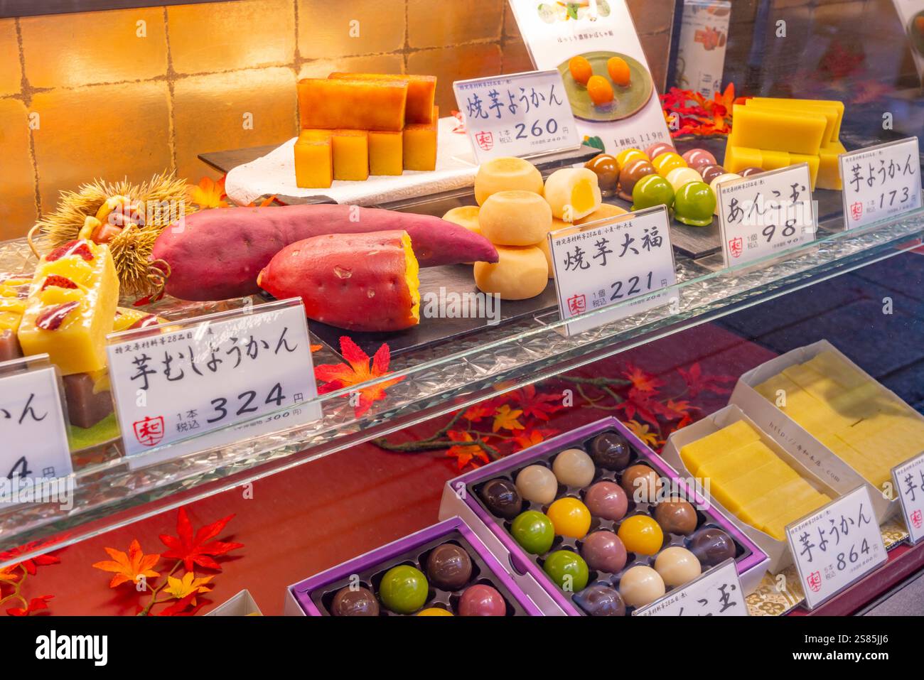 Blick auf traditionelle japanische Süßigkeiten im Schaufenster, Asakusa, Taito City, Tokio, Honshu, Japan Stockfoto