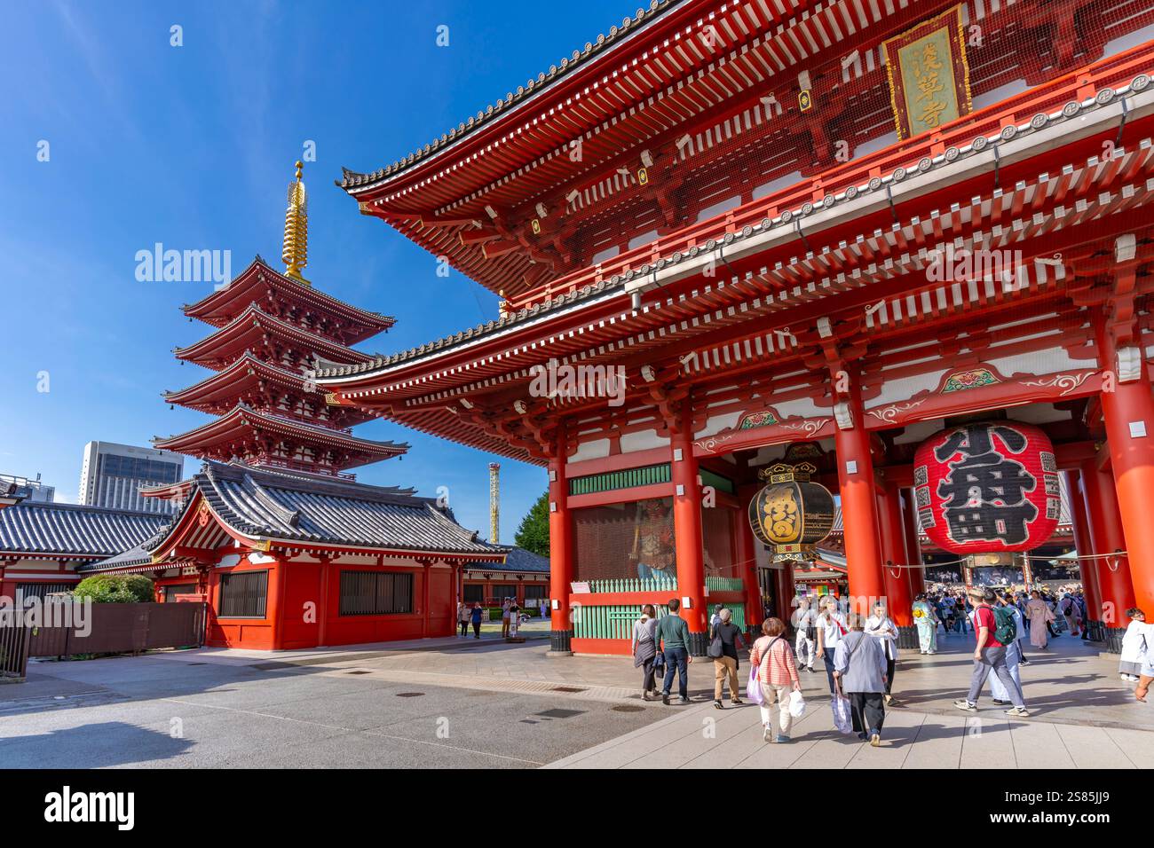 Blick auf die Pagode und das Senso-JI Hozomon Tor am Senso-JI Tempel, Asakusa, Taito City, Tokio, Honshu, Japan Stockfoto