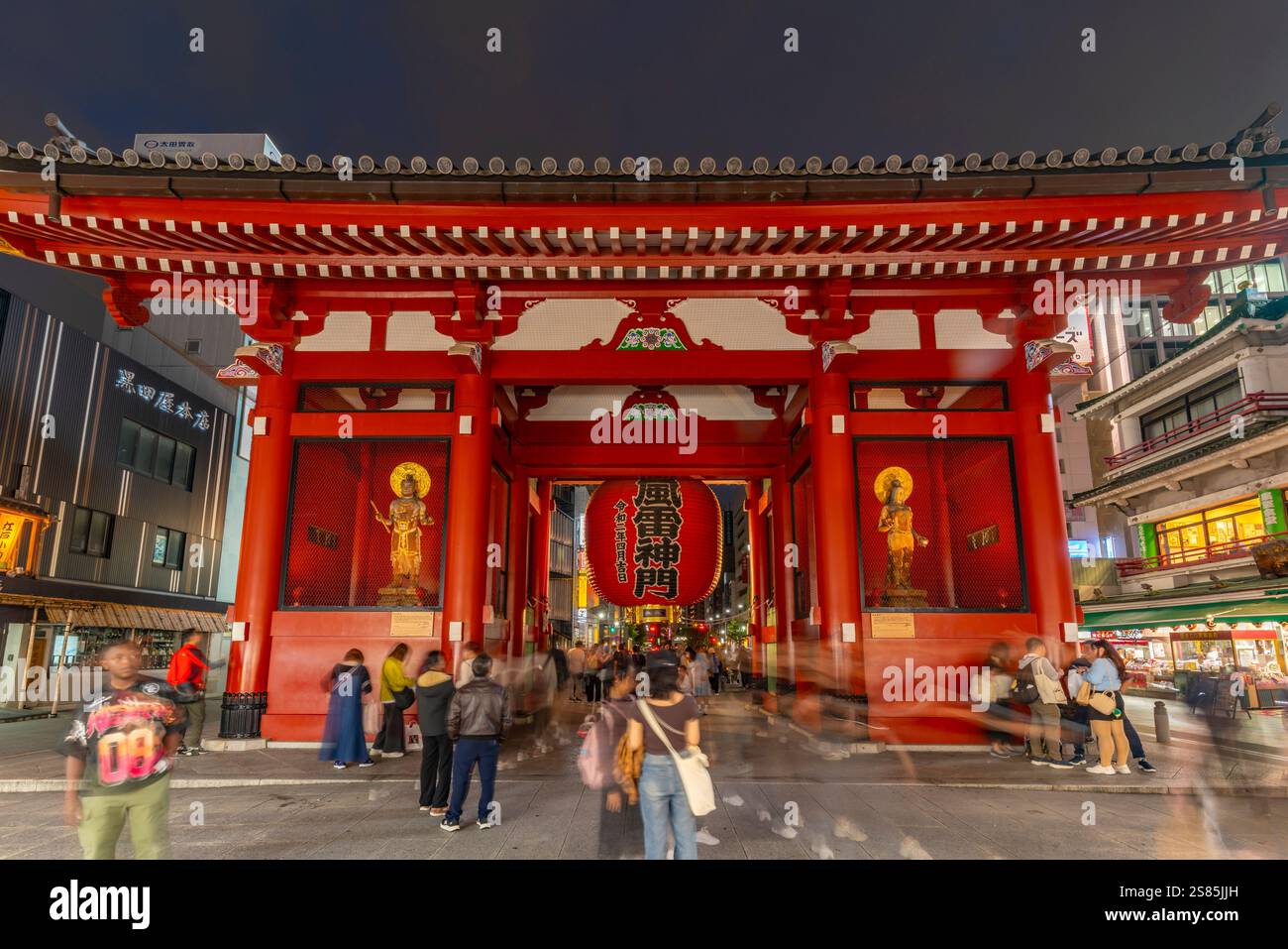 Blick auf das Kaminarimon Tor, Eintritt zum Senso-JI Tempel bei Nacht, Asakusa, Taito City, Tokio, Honshu, Japan Stockfoto