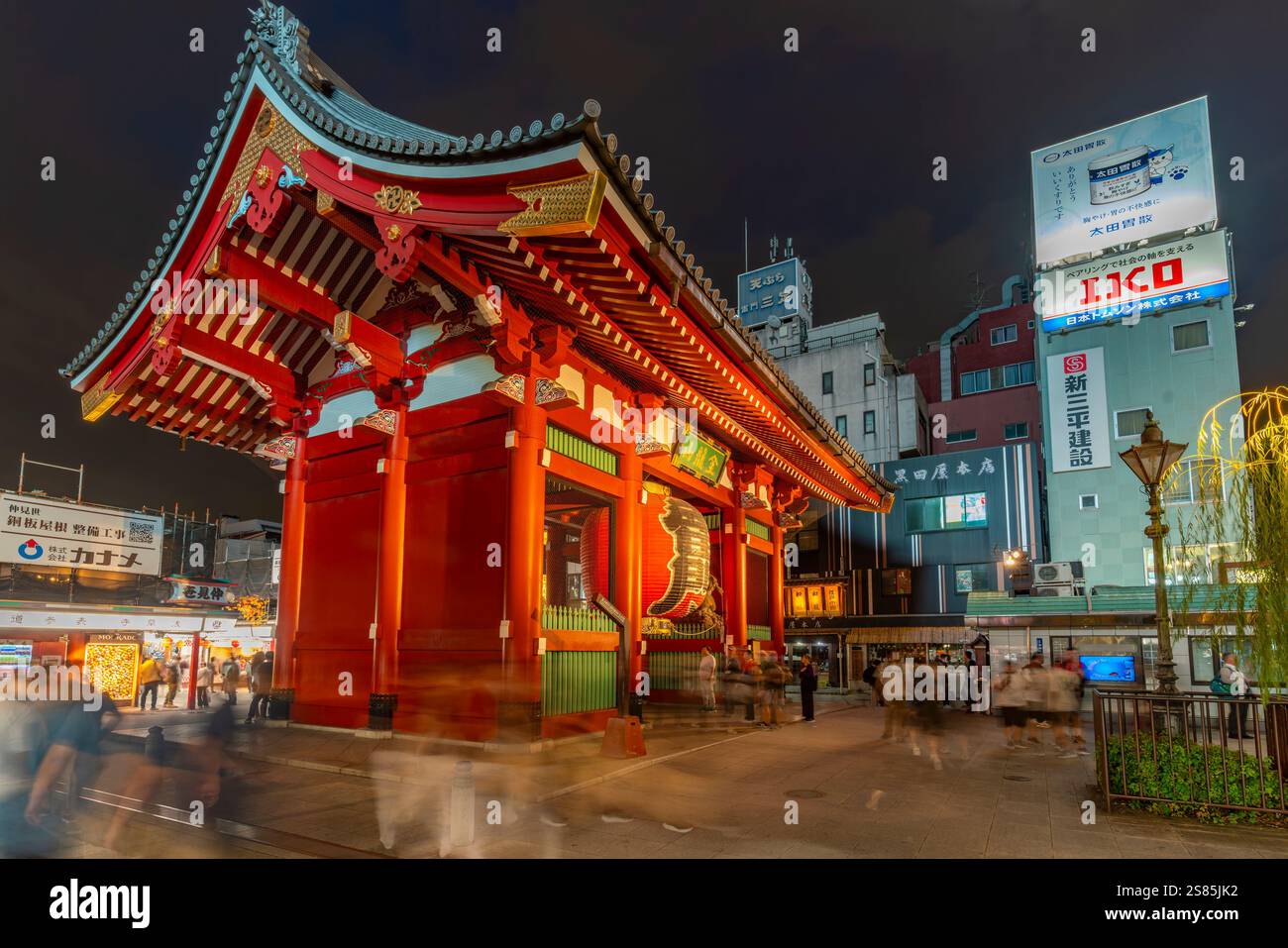 Blick auf das Kaminarimon Tor, Eintritt zum Senso-JI Tempel bei Nacht, Asakusa, Taito City, Tokio, Honshu, Japan Stockfoto