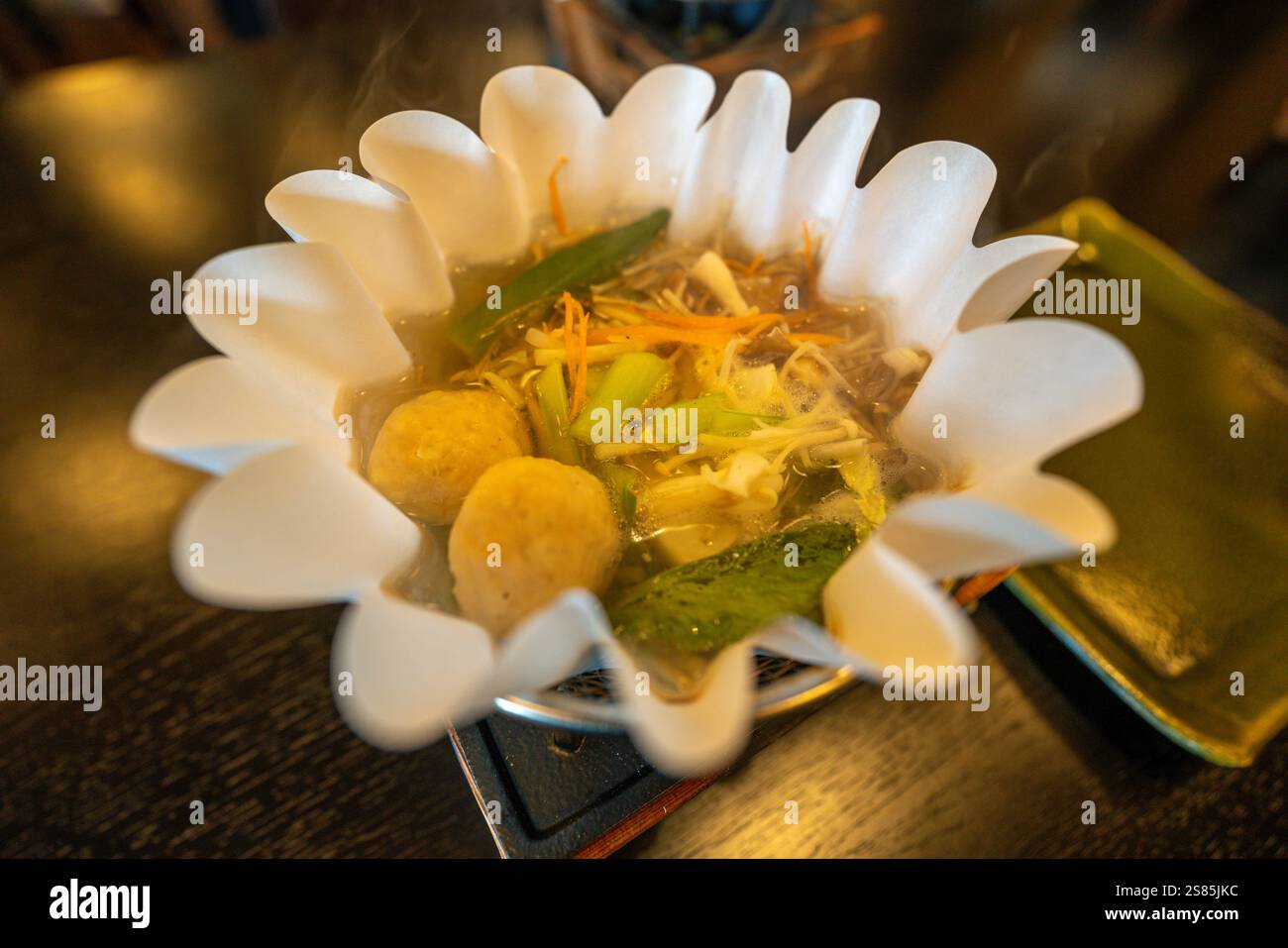 Eine Portion traditioneller japanischer Nudelsuppe und Knödel, Ramen mit Wildgemüse, Tokio, Honshu, Japan Stockfoto