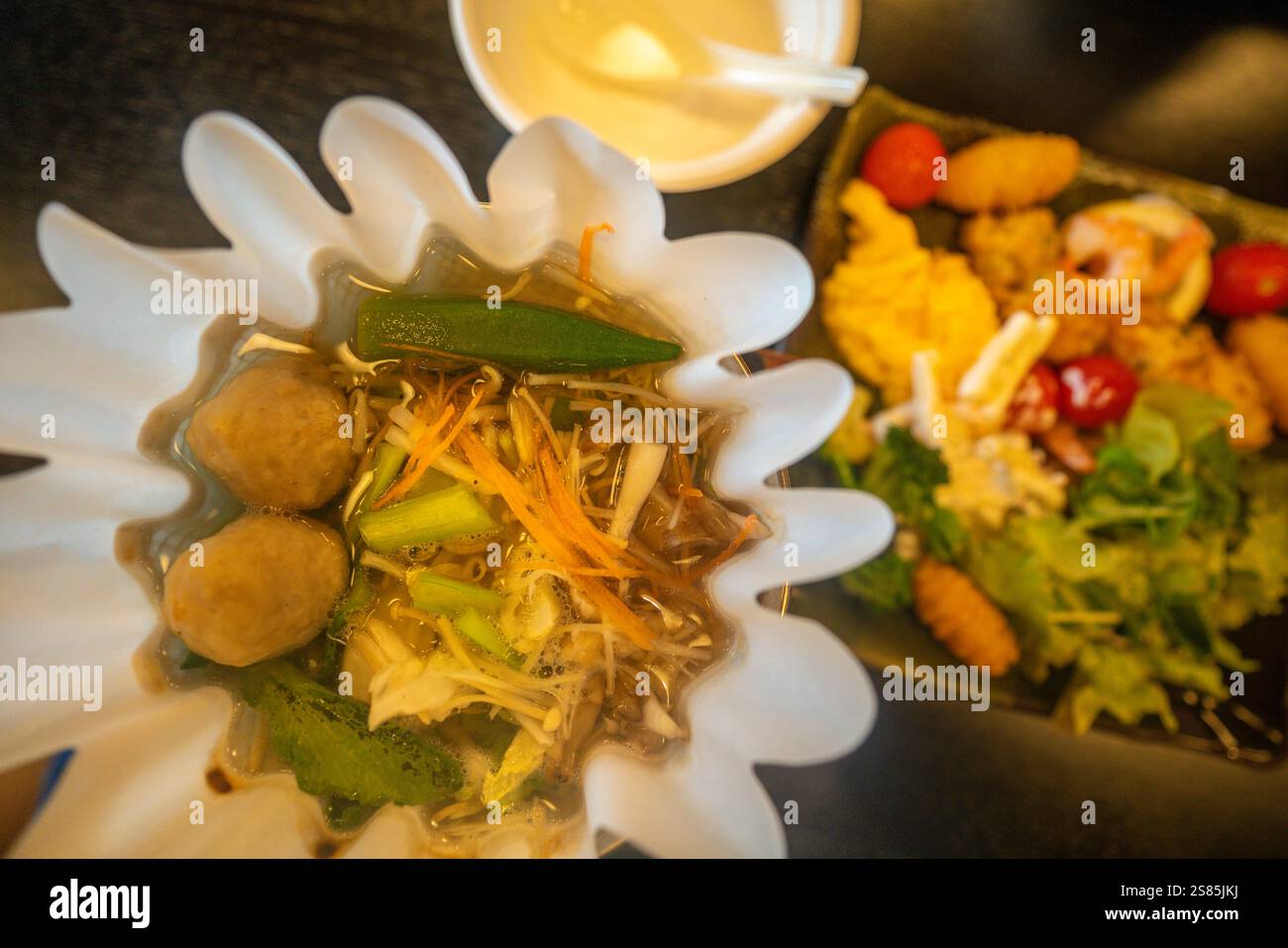 Eine Portion traditioneller japanischer Nudelsuppe und Knödel, Ramen mit Wildgemüse, Tokio, Honshu, Japan Stockfoto