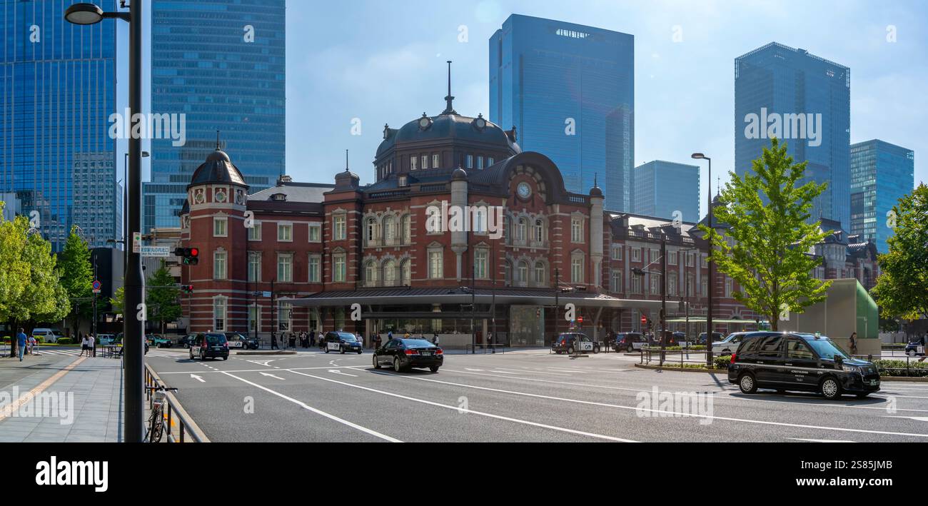 Blick auf den Bahnhof Tokio und Chiyodas Geschäftsviertel Marunouchi an einem sonnigen Tag, Chiyoda, Tokio, Honshu, Japan Stockfoto