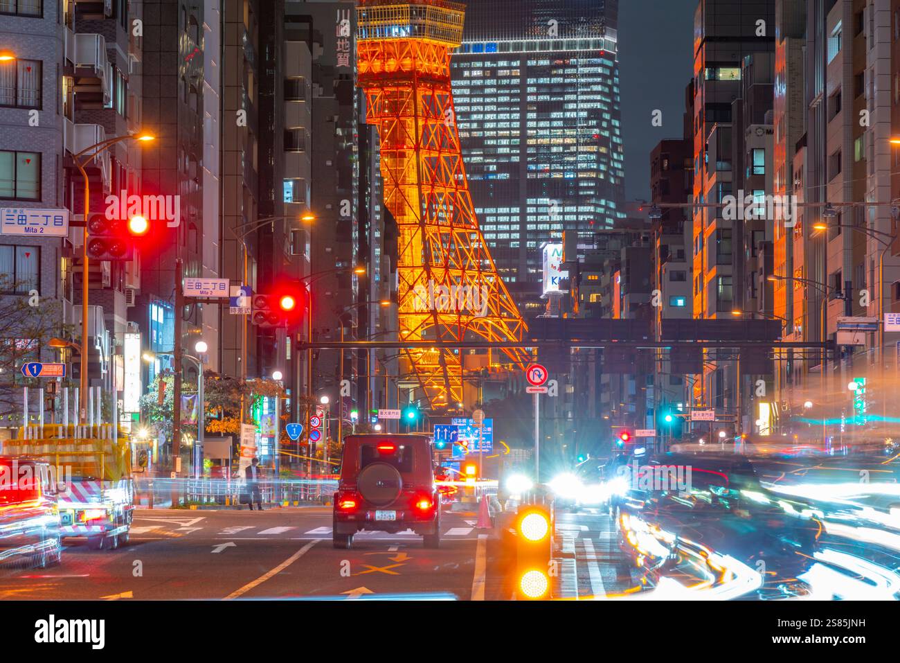 Blick auf den Tokyo Tower, die Stadtstraßen und die Straßenlaternen bei Nacht, Minato City, Tokio, Honshu, Japan Stockfoto