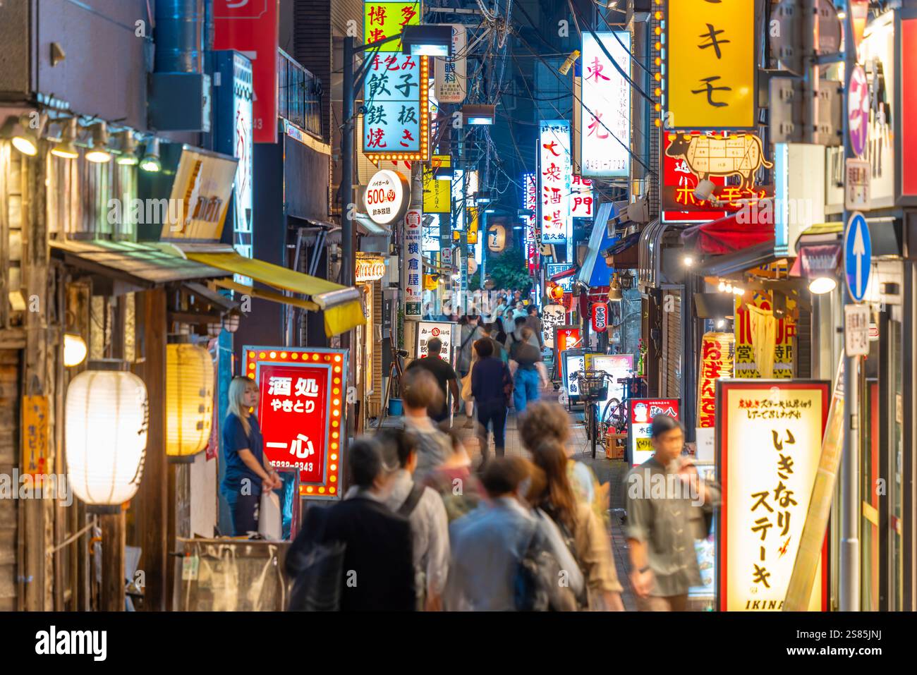 Blick auf Neonlichter in der engen Stadtstraße in der Nähe des Tokyo Tower bei Nacht, Minato City, Tokio, Honshu, Japan Stockfoto