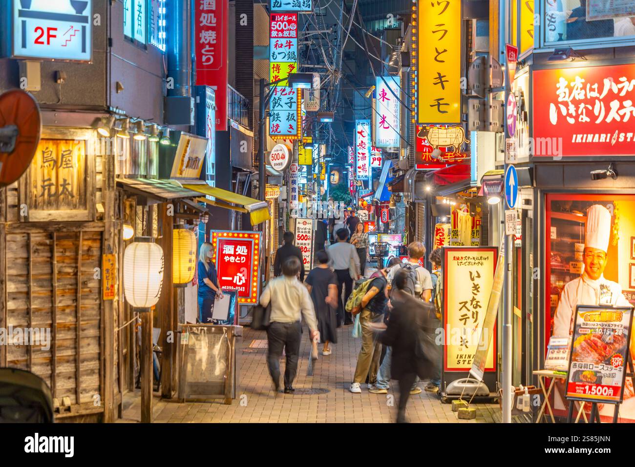 Blick auf Neonlichter in der engen Stadtstraße in der Nähe des Tokyo Tower bei Nacht, Minato City, Tokio, Honshu, Japan Stockfoto