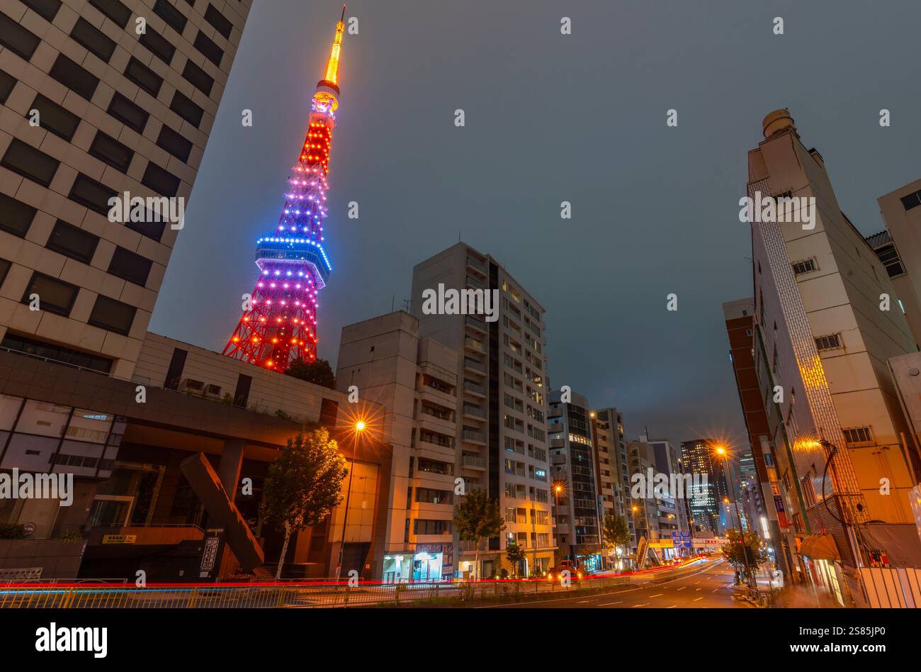 Blick auf den Tokyo Tower und die Stadtgebäude bei Nacht, Minato City, Tokio, Honshu, Japan Stockfoto