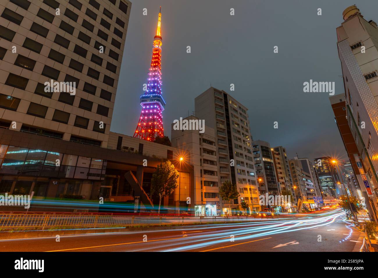Blick auf den Tokyo Tower und die Stadtgebäude bei Nacht, Minato City, Tokio, Honshu, Japan Stockfoto