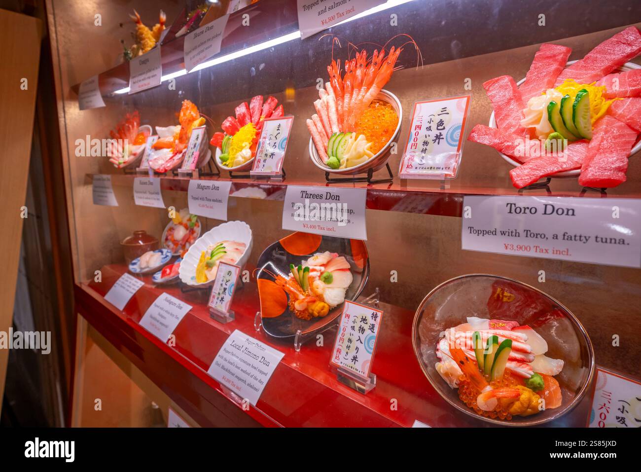 Blick auf die farbenfrohe Fassade des Restaurants in Omicho Market, Kanazawa City, Ishikawa Präfektur, Honshu, Japan Stockfoto