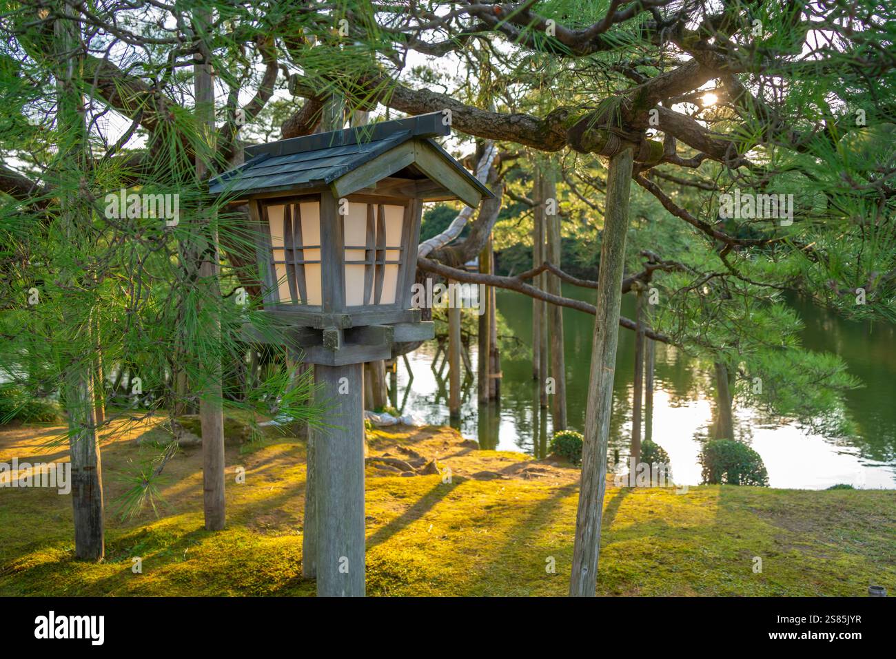 Blick auf die japanische Lampe im japanischen Garten Kenrokumachi, Stadt Kanazawa, Präfektur Ishikawa, Honshu, Japan Stockfoto