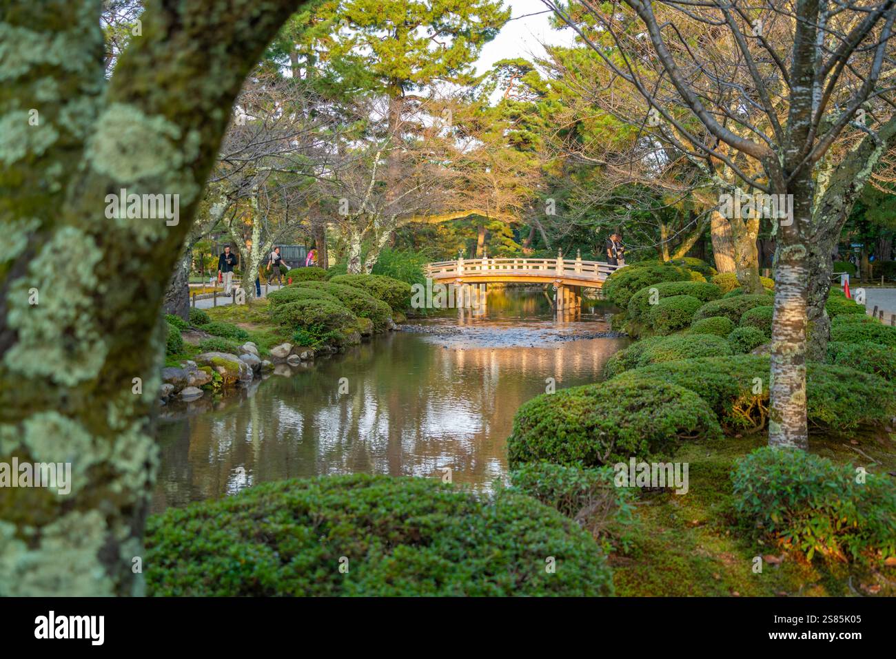 Blick auf Hanami-Bashi (Blumenbrücke) im Japanischen Garten Kenrokumachi, Stadt Kanazawa, Präfektur Ishikawa, Honshu, Japan Stockfoto