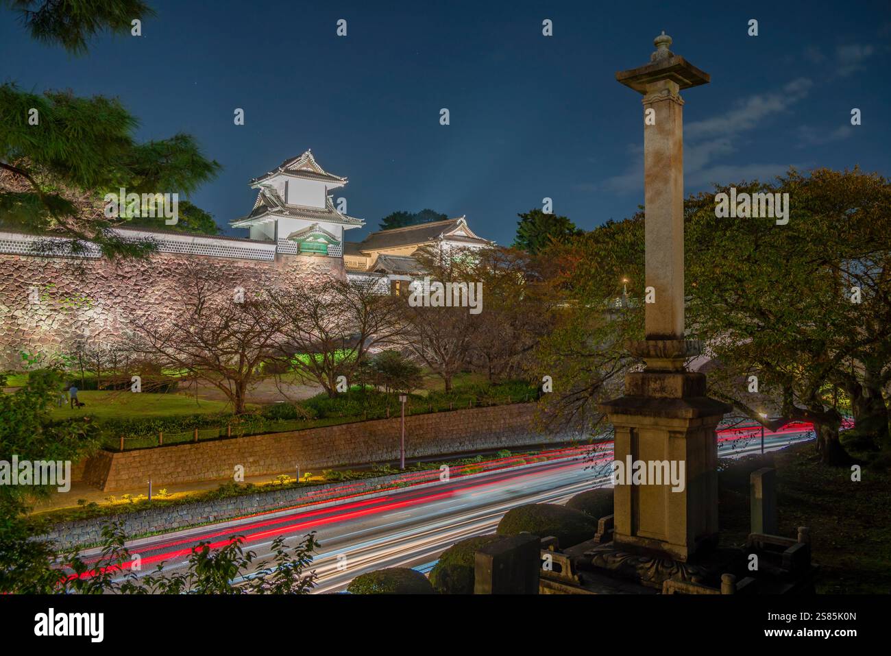 Blick auf das Nezumita-MON Tor, Eintritt zum Kanazawa Castle und Park in der Abenddämmerung, Kanazawa City, Ishikawa Präfektur, Honshu, Japan Stockfoto