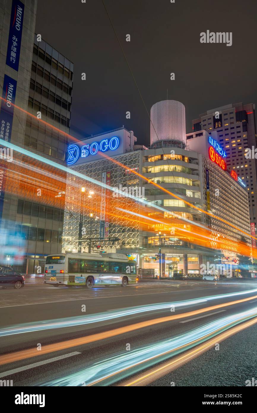 Blick auf Straßenszene, Straßenlaternen und Einkaufszentrum in Hiroshima bei Nacht, Hiroshima, Honshu, Japan Stockfoto