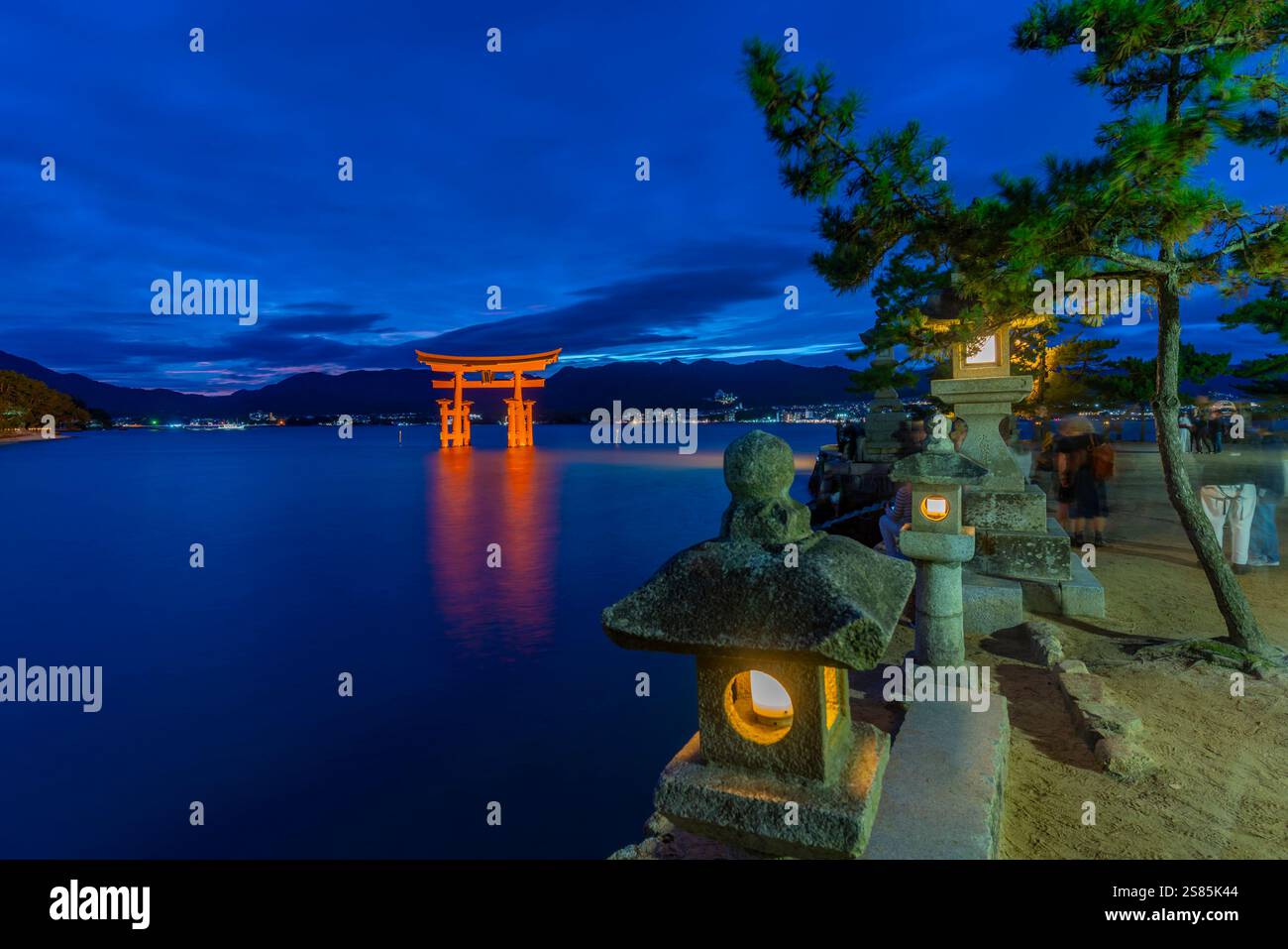 Itsukushima Jinja, Shinto-Schrein aus dem 16. Jahrhundert, Torii-Tor scheint bei Flut zu schweben, UNESCO, Miyajimacho, Hatsukaichi, Hiroshima, Honshu, Japan Stockfoto