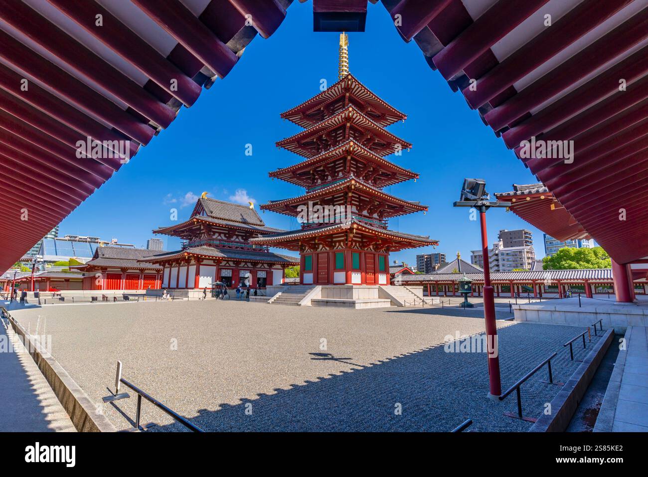 Blick auf Shitenno-JI Gojunoto (fünfstöckige Pagode) an einem sonnigen Tag, Shitennoji, Tennoji Ward, Osaka, Honshu, Japan Stockfoto