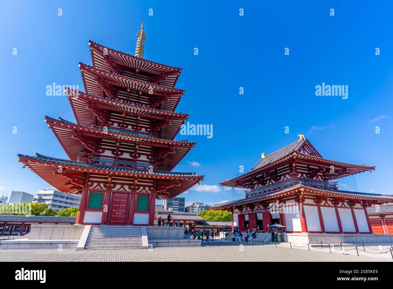 Blick auf Shitenno-JI Gojunoto (fünfstöckige Pagode) und Shitenno-JI Kondo (Goldene Halle) an sonnigen Tagen, Shitennoji, Tennoji Bezirk, Osaka, Honshu, Japan Stockfoto