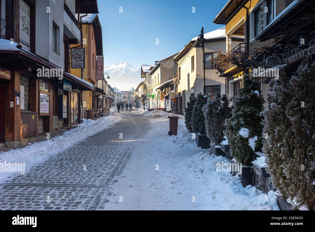 Bansko, Bulgarien - 18. Januar 2025: Blick auf die Pirin-Straße, traditionelle Häuser im bulgarischen Skigebiet, Schneeberge Stockfoto