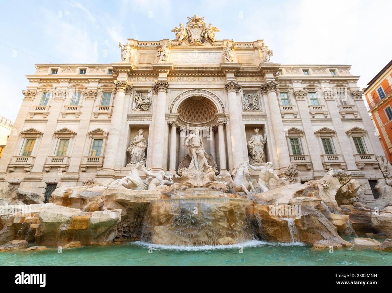 Der Trevi-Brunnen (Fontana di Trevi) im frühen Morgenlicht, Rom, Latium, Italien Stockfoto