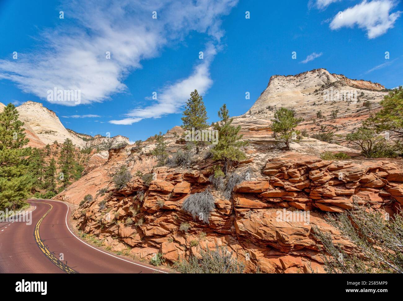 East Zion National Park, wo sich der Highway 9 zwischen dem Zion-Mount Carmel Tunnel und Checkerboard Mesa in Utah, USA, windet Stockfoto