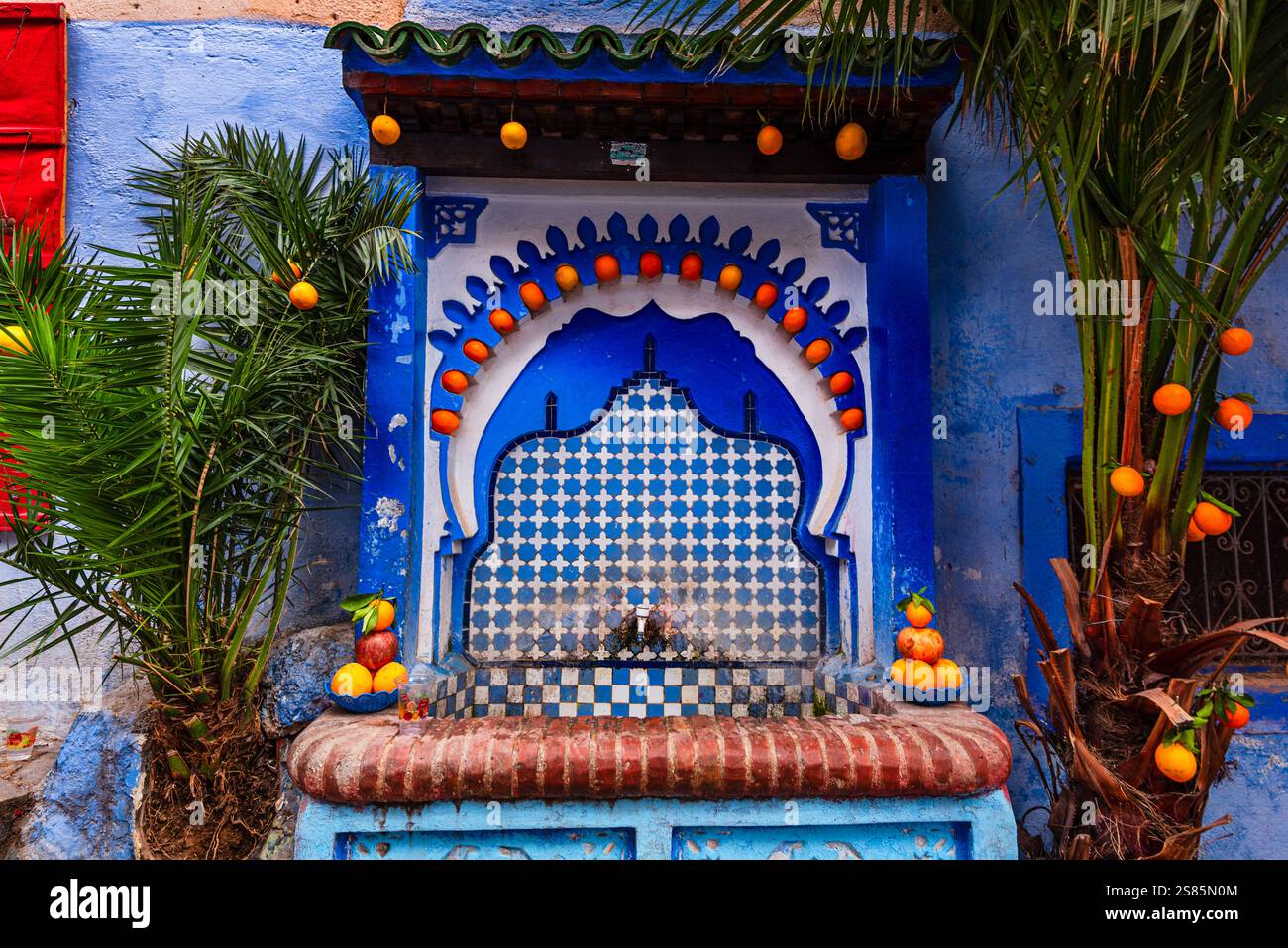 Typischer blauer Brunnen an Häusern in der Medina von Chefchaouen (die Blaue Stadt), Marokko Stockfoto