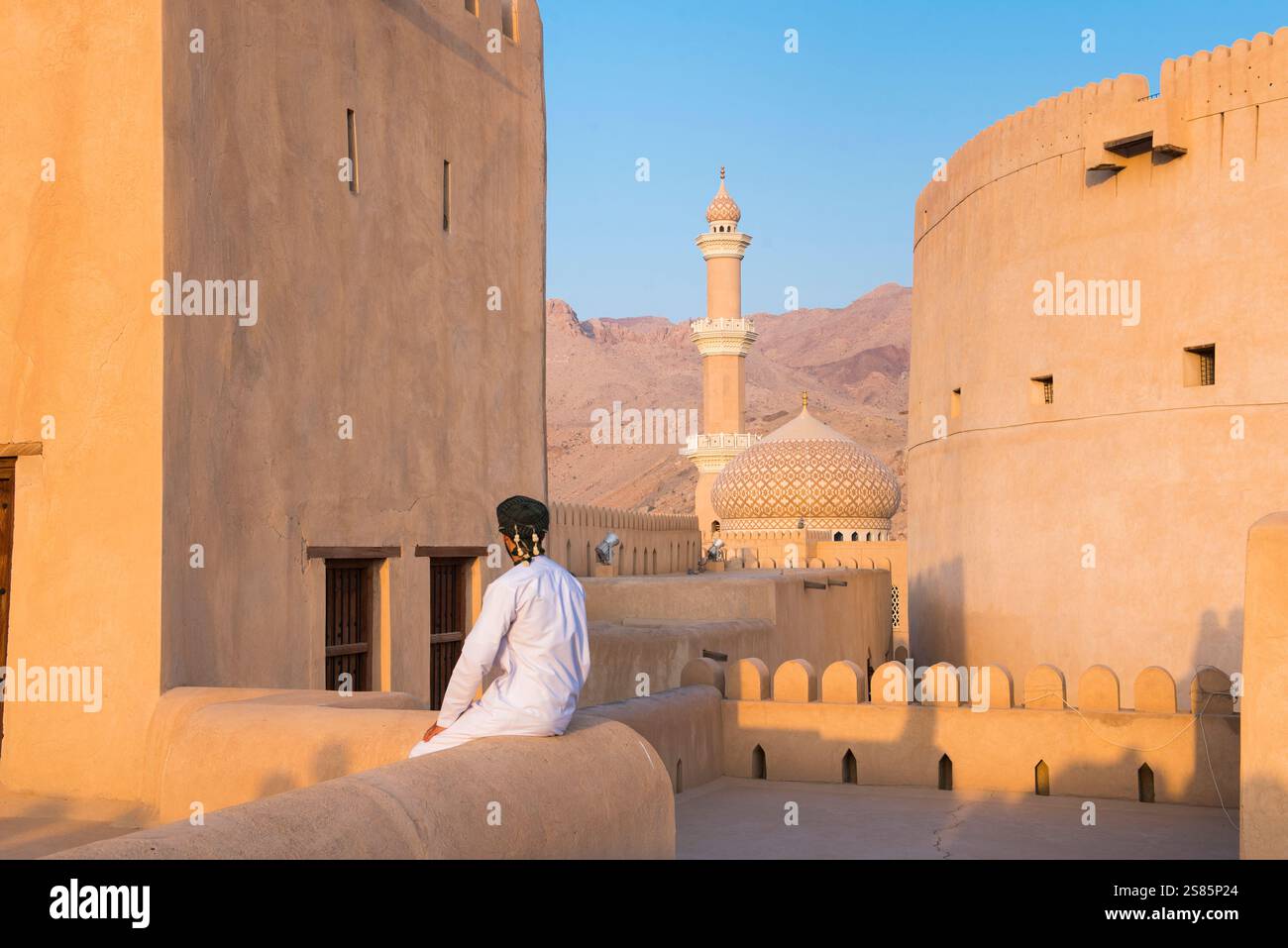 Abdullah, Museumsführer, posiert im Fort Nizwa, Region Ad Dakhiliyah, Sultanat Oman, Arabische Halbinsel Stockfoto