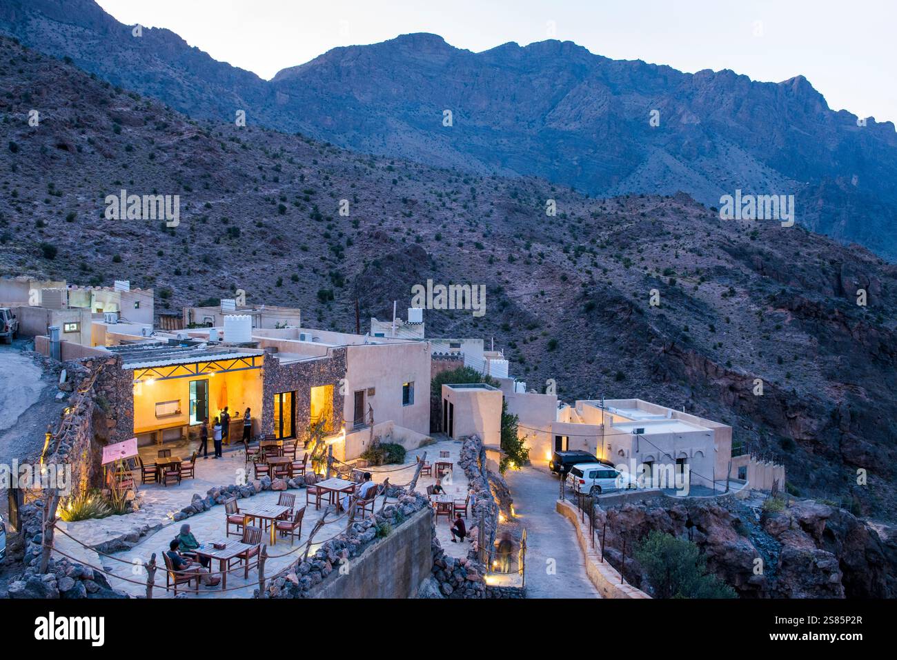Sama Wakan Heritage Hotel bei Nacht, Wakan Village, Western Hajar Mountains, South Batinah und Al Dakhiliyah Governorates, Oman, Arabische Halbinsel Stockfoto