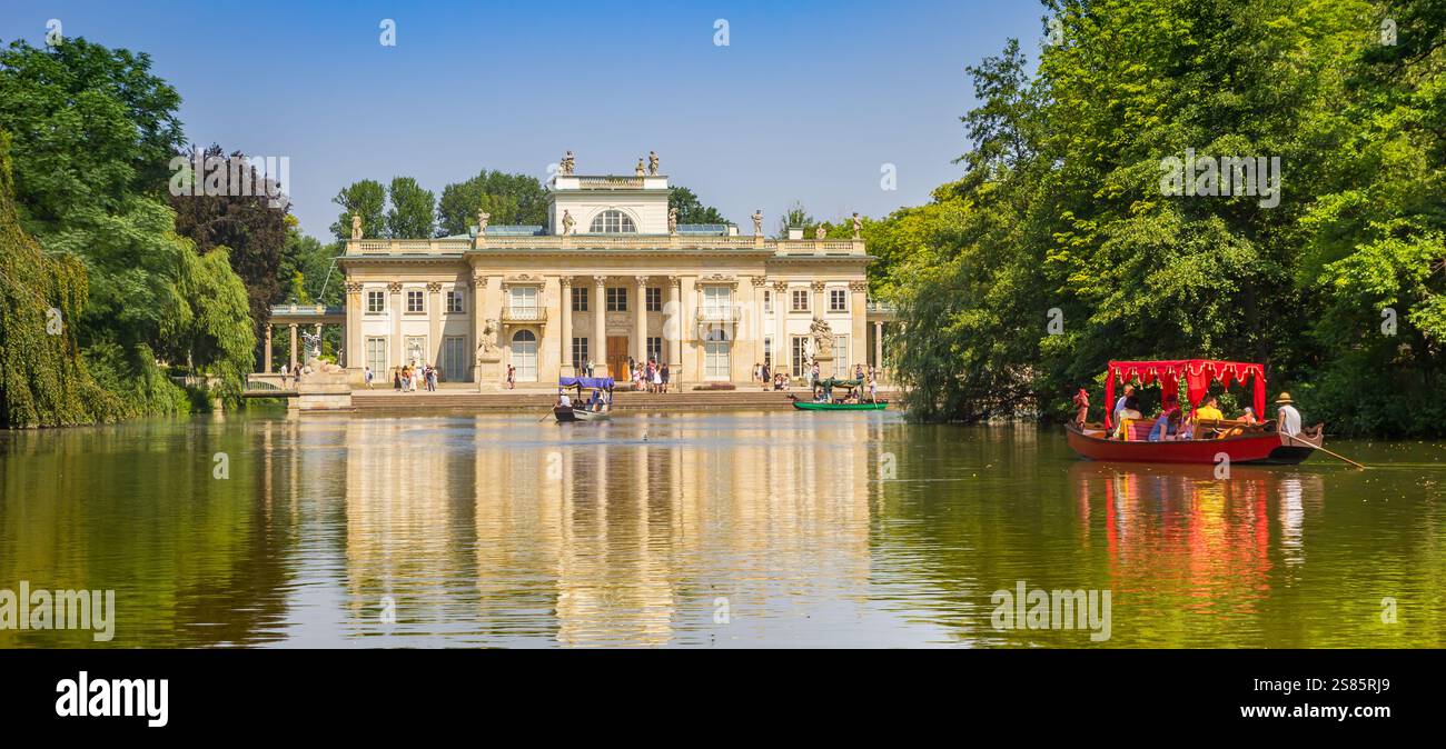 Touristen, die eine Bootsfahrt auf dem See im Lazienki-Park in Warschau, Polen, genießen Stockfoto