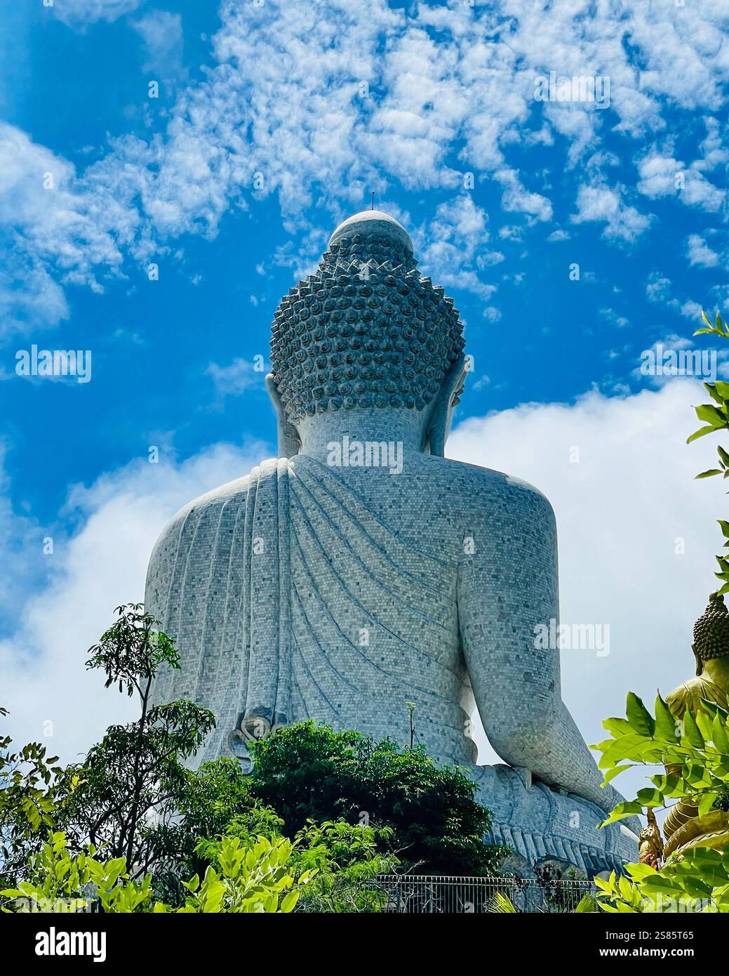 Großer Buddha von hinten mit blauem Himmel Blick auf den Großen Buddha von hinten, in Phuket, mit einem klaren blauen Himmel im Hintergrund. Die majestätische Statistik - Smartphone-aufgenommenes Stockfoto