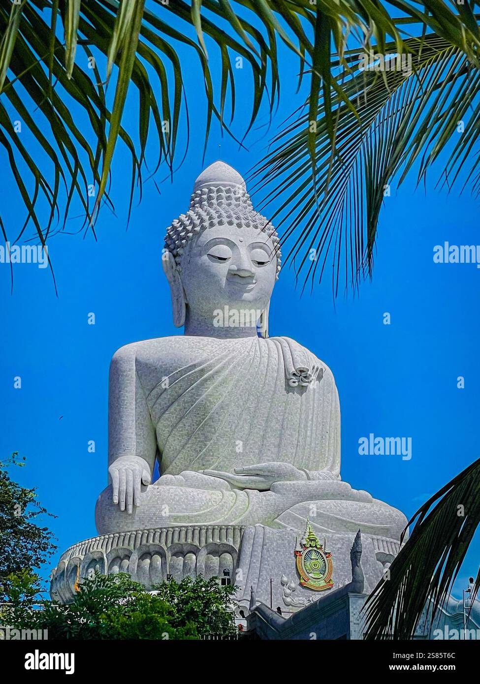 Großer Buddha in Phuket, Thailand unter einem klaren blauen Himmel die ikonische große Buddha-Statue in Phuket, Thailand, steht hoch vor einem klaren blauen Himmel. Dies 4 - Smartphone-aufgenommenes Stockfoto
