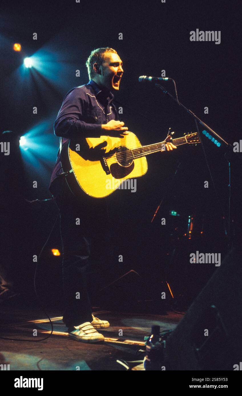 DAVID GRAY, KONZERT, 2000: Sänger Songwriter David Gray spielte am 8. Oktober 2000 in der Great Hall der Cardiff University in Cardiff, Wales. Foto: Rob Watkins. INFO: David Gray ist ein britischer Singer-Songwriter, der für seine emotionale Stimme und seinen poetischen Text gefeiert wird. Sein bahnbrechendes Album White Ladder (1998) mit Hits wie „Babylon“ erlangte weltweiten Erfolg und festigte seinen Platz als führende Persönlichkeit in der zeitgenössischen Folk-Pop-Musik. Stockfoto