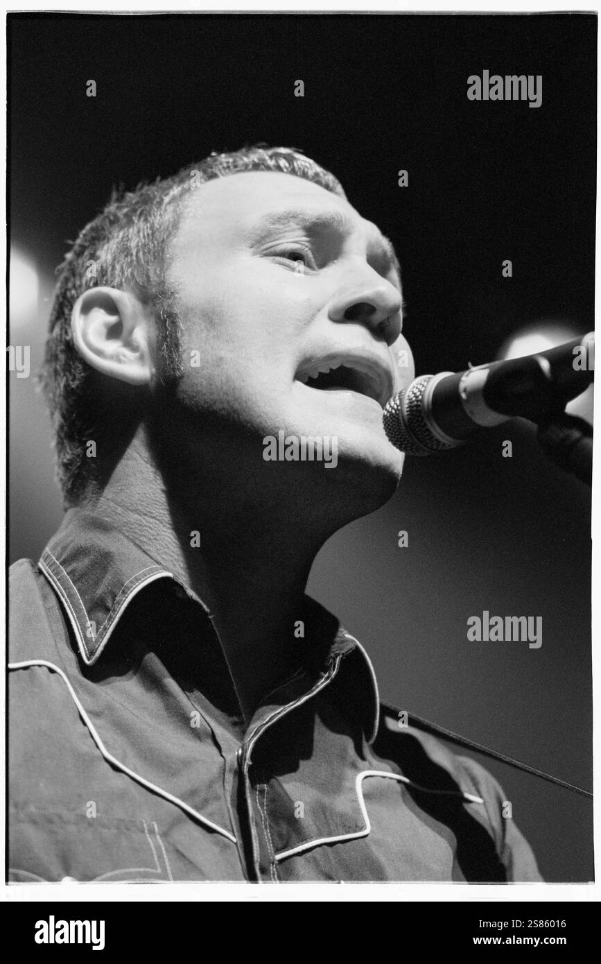 DAVID GRAY, KONZERT, 2000: Sänger Songwriter David Gray spielte am 8. Oktober 2000 in der Great Hall der Cardiff University in Cardiff, Wales. Foto: Rob Watkins. INFO: David Gray ist ein britischer Singer-Songwriter, der für seine emotionale Stimme und seinen poetischen Text gefeiert wird. Sein bahnbrechendes Album White Ladder (1998) mit Hits wie „Babylon“ erlangte weltweiten Erfolg und festigte seinen Platz als führende Persönlichkeit in der zeitgenössischen Folk-Pop-Musik. Stockfoto