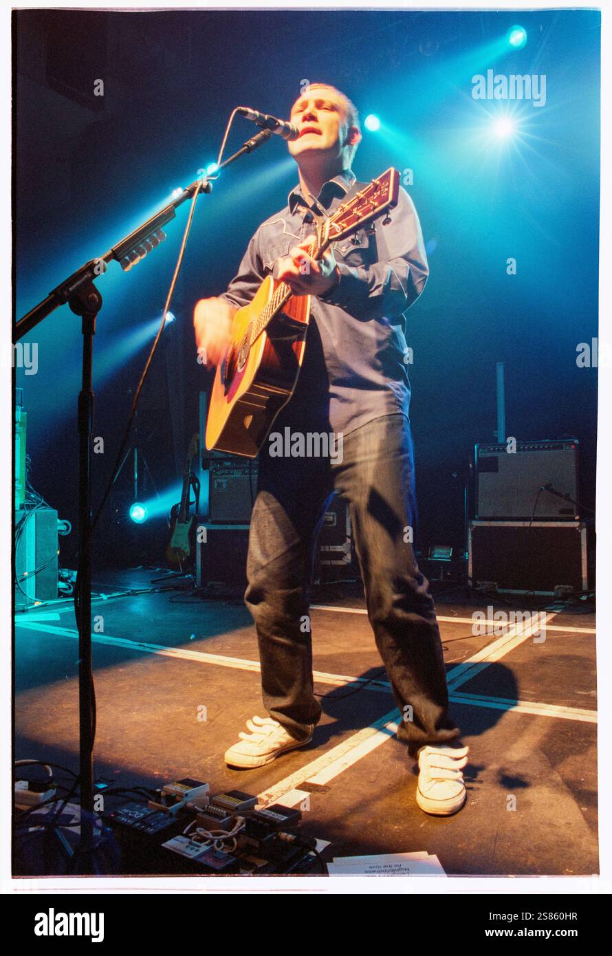 DAVID GRAY, KONZERT, 2000: Sänger Songwriter David Gray spielte am 8. Oktober 2000 in der Great Hall der Cardiff University in Cardiff, Wales. Foto: Rob Watkins. INFO: David Gray ist ein britischer Singer-Songwriter, der für seine emotionale Stimme und seinen poetischen Text gefeiert wird. Sein bahnbrechendes Album White Ladder (1998) mit Hits wie „Babylon“ erlangte weltweiten Erfolg und festigte seinen Platz als führende Persönlichkeit in der zeitgenössischen Folk-Pop-Musik. Stockfoto