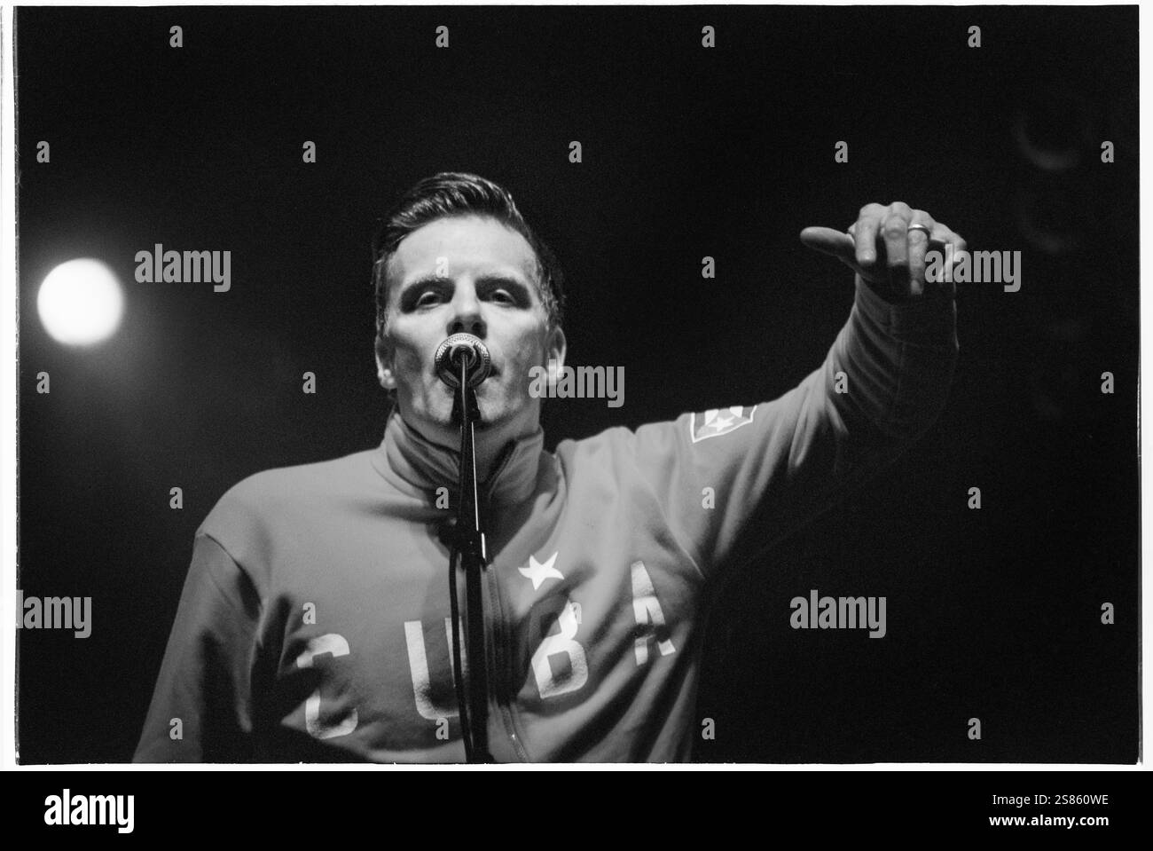 DEACON BLUE, CARDIFF BIG WEEKEND, 2001: Ricky Ross von Deacon Blue spielt am Cardiff Big Weekend am 5. August 2001. Foto: ROB WATKINS. Deacon Blue ist eine schottische Pop-Rock-Band, die 1985 gegründet wurde und für ihre gefühlvollen Melodien und introspektiven Texte bekannt ist. Sie erlangten große Popularität mit Hits wie „würde“ und „Real Gone Kid“ und wurden in den späten 1980er und 1990er Jahren zu einem bedeutenden Akt Stockfoto