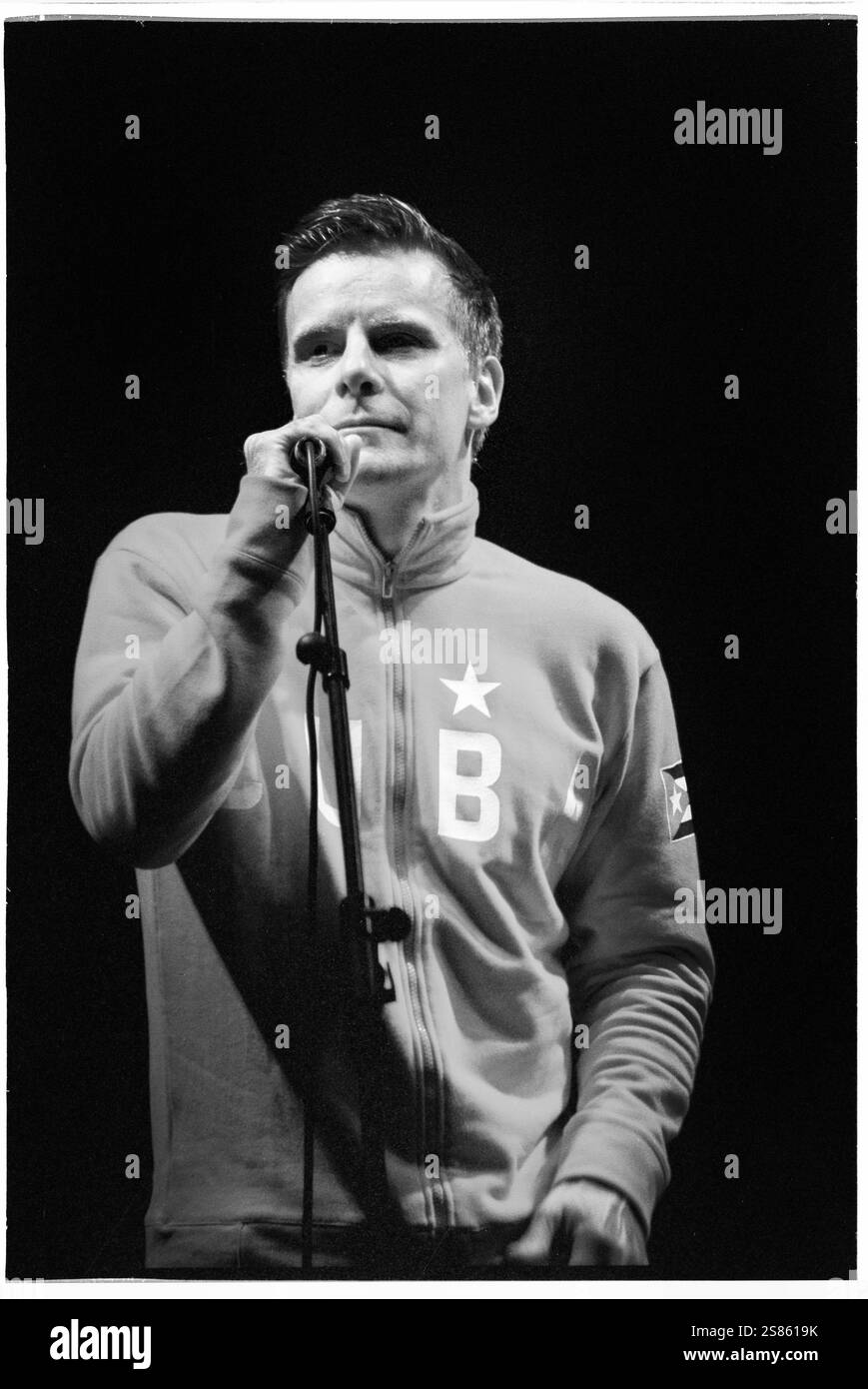 DEACON BLUE, CARDIFF BIG WEEKEND, 2001: Ricky Ross von Deacon Blue spielt am Cardiff Big Weekend am 5. August 2001. Foto: ROB WATKINS. Deacon Blue ist eine schottische Pop-Rock-Band, die 1985 gegründet wurde und für ihre gefühlvollen Melodien und introspektiven Texte bekannt ist. Sie erlangten große Popularität mit Hits wie „würde“ und „Real Gone Kid“ und wurden in den späten 1980er und 1990er Jahren zu einem bedeutenden Akt Stockfoto
