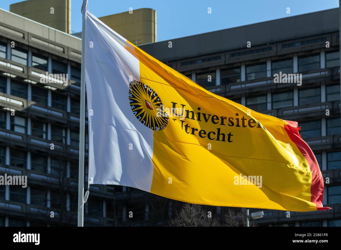 Universiteit Utrecht winkt die Flagge. Die Universität Utrecht ist eine öffentliche Forschungsuniversität in Utrecht. Es ist eine der ältesten Universitäten. Stockfoto