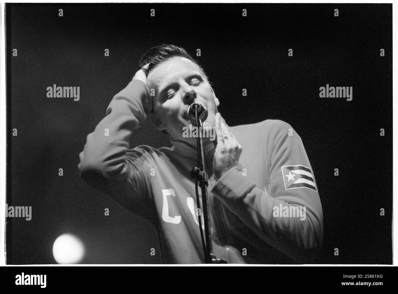 DEACON BLUE, CARDIFF BIG WEEKEND, 2001: Ricky Ross von Deacon Blue spielt am Cardiff Big Weekend am 5. August 2001. Foto: ROB WATKINS. Deacon Blue ist eine schottische Pop-Rock-Band, die 1985 gegründet wurde und für ihre gefühlvollen Melodien und introspektiven Texte bekannt ist. Sie erlangten große Popularität mit Hits wie „würde“ und „Real Gone Kid“ und wurden in den späten 1980er und 1990er Jahren zu einem bedeutenden Akt Stockfoto
