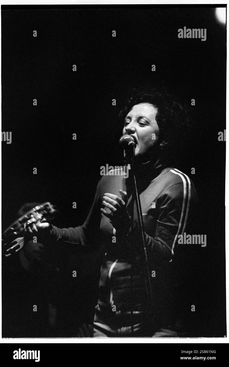 DEACON BLUE, CARDIFF BIG WEEKEND, 2001: Lorraine McIntosh von Deacon Blue spielt am Cardiff Big Weekend am 5. August 2001. Foto: ROB WATKINS. Deacon Blue ist eine schottische Pop-Rock-Band, die 1985 gegründet wurde und für ihre gefühlvollen Melodien und introspektiven Texte bekannt ist. Sie erlangten große Popularität mit Hits wie „würde“ und „Real Gone Kid“ und wurden in den späten 1980er und 1990er Jahren zu einem bedeutenden Akt Stockfoto