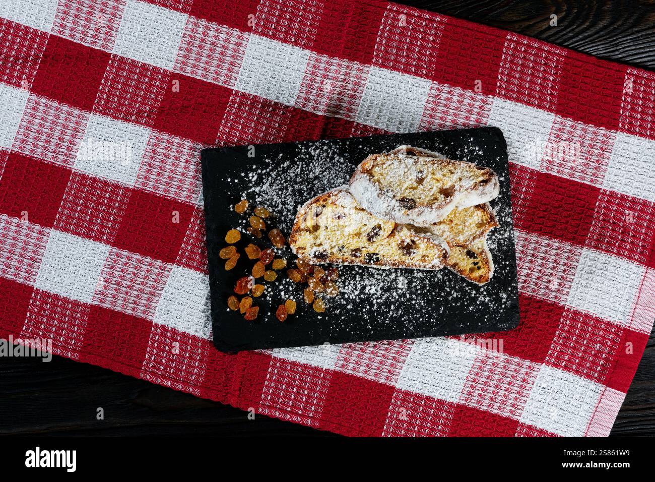 Weihnachtsstollen auf einem schwarzen Schieferteller Stockfoto