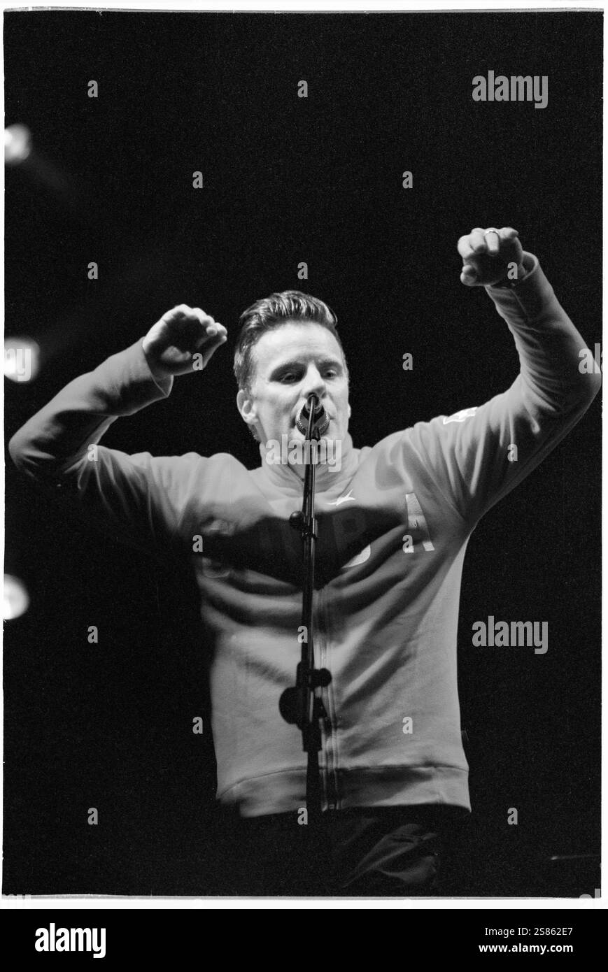 DEACON BLUE, CARDIFF BIG WEEKEND, 2001: Ricky Ross von Deacon Blue spielt am Cardiff Big Weekend am 5. August 2001. Foto: ROB WATKINS. Deacon Blue ist eine schottische Pop-Rock-Band, die 1985 gegründet wurde und für ihre gefühlvollen Melodien und introspektiven Texte bekannt ist. Sie erlangten große Popularität mit Hits wie „würde“ und „Real Gone Kid“ und wurden in den späten 1980er und 1990er Jahren zu einem bedeutenden Akt Stockfoto