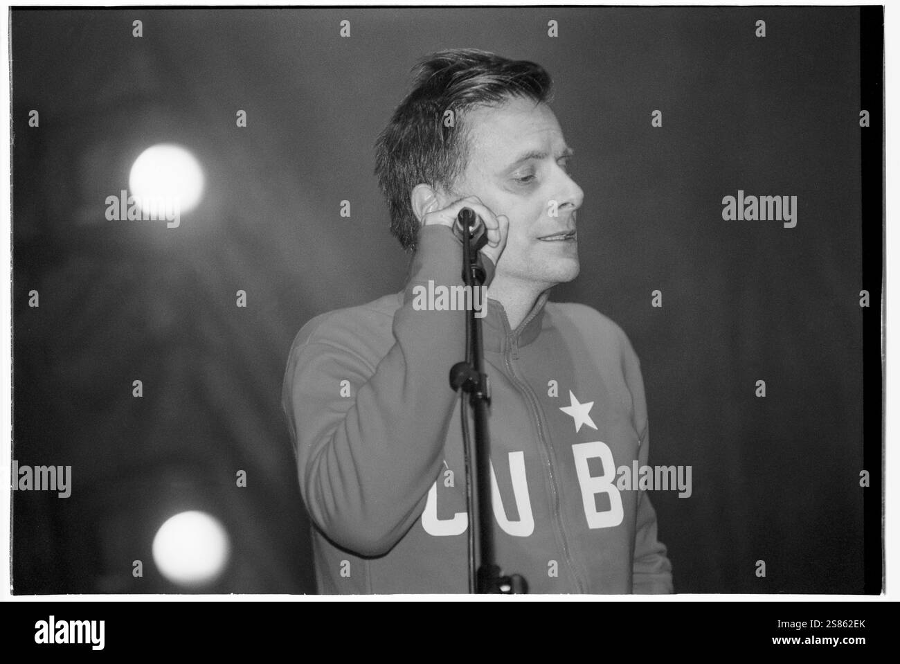 DEACON BLUE, CARDIFF BIG WEEKEND, 2001: Ricky Ross von Deacon Blue spielt am Cardiff Big Weekend am 5. August 2001. Foto: ROB WATKINS. Deacon Blue ist eine schottische Pop-Rock-Band, die 1985 gegründet wurde und für ihre gefühlvollen Melodien und introspektiven Texte bekannt ist. Sie erlangten große Popularität mit Hits wie „würde“ und „Real Gone Kid“ und wurden in den späten 1980er und 1990er Jahren zu einem bedeutenden Akt Stockfoto