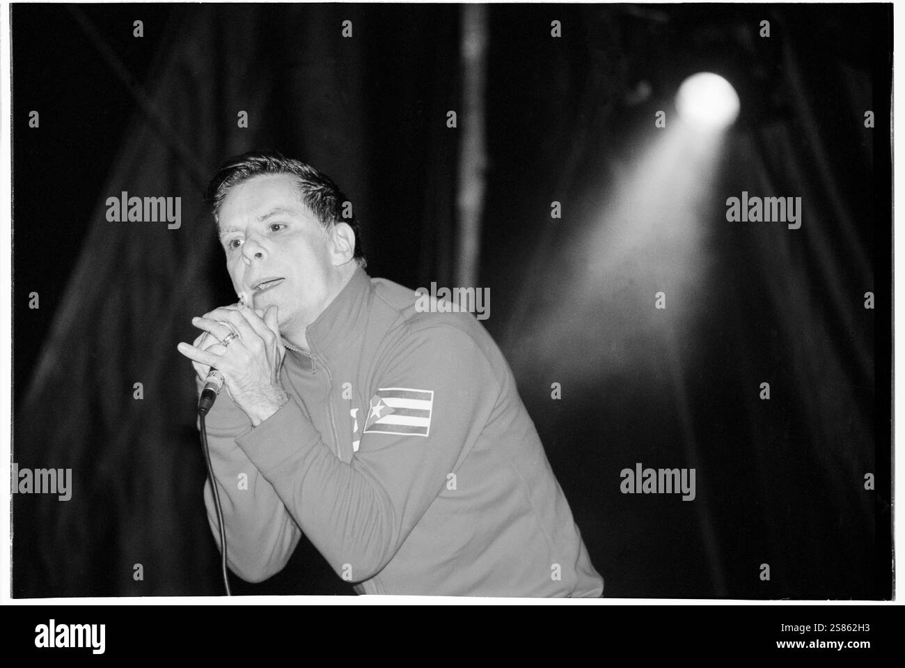 DEACON BLUE, CARDIFF BIG WEEKEND, 2001: Ricky Ross von Deacon Blue spielt am Cardiff Big Weekend am 5. August 2001. Foto: ROB WATKINS. Deacon Blue ist eine schottische Pop-Rock-Band, die 1985 gegründet wurde und für ihre gefühlvollen Melodien und introspektiven Texte bekannt ist. Sie erlangten große Popularität mit Hits wie „würde“ und „Real Gone Kid“ und wurden in den späten 1980er und 1990er Jahren zu einem bedeutenden Akt Stockfoto