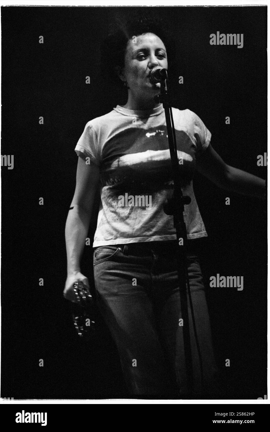 DEACON BLUE, CARDIFF BIG WEEKEND, 2001: Lorraine McIntosh von Deacon Blue spielt am Cardiff Big Weekend am 5. August 2001. Foto: ROB WATKINS. Deacon Blue ist eine schottische Pop-Rock-Band, die 1985 gegründet wurde und für ihre gefühlvollen Melodien und introspektiven Texte bekannt ist. Sie erlangten große Popularität mit Hits wie „würde“ und „Real Gone Kid“ und wurden in den späten 1980er und 1990er Jahren zu einem bedeutenden Akt Stockfoto