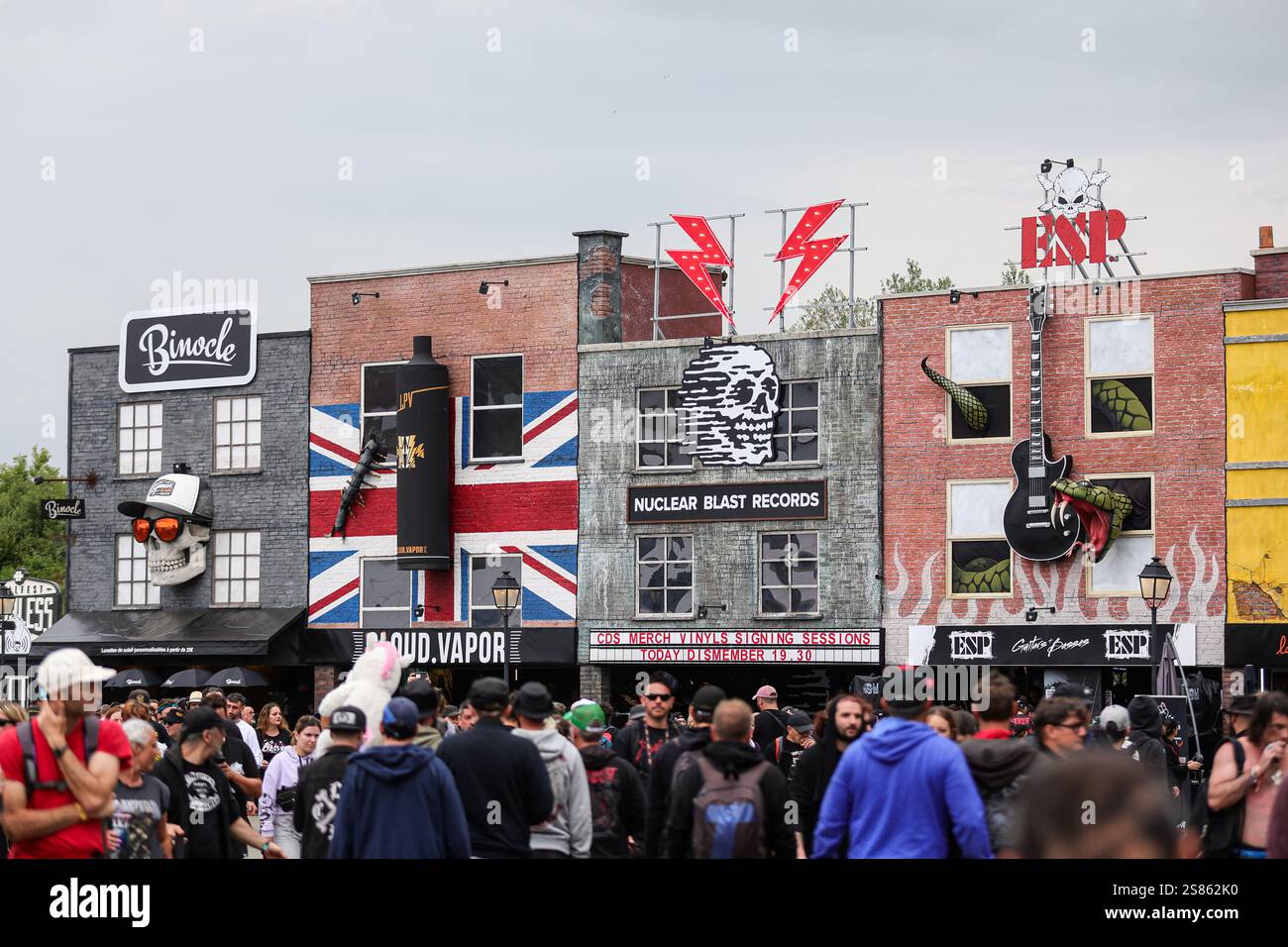Clisson (Nordwestfrankreich), 29.-30. Juni 2024: Atmosphäre mit Festivalbesuchern in den Gassen des Hellfests 2024, in der Hell City, einem Metalldorf insp Stockfoto