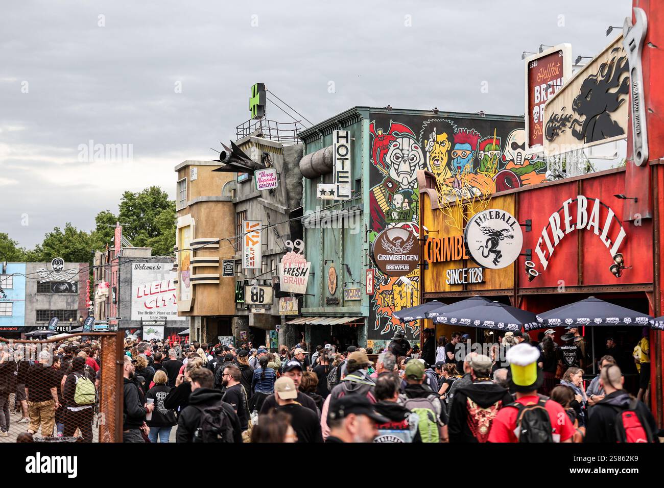 Clisson (Nordwestfrankreich), 29.-30. Juni 2024: Atmosphäre mit Festivalbesuchern in den Gassen des Hellfests 2024, in der Hell City, einem Metalldorf insp Stockfoto