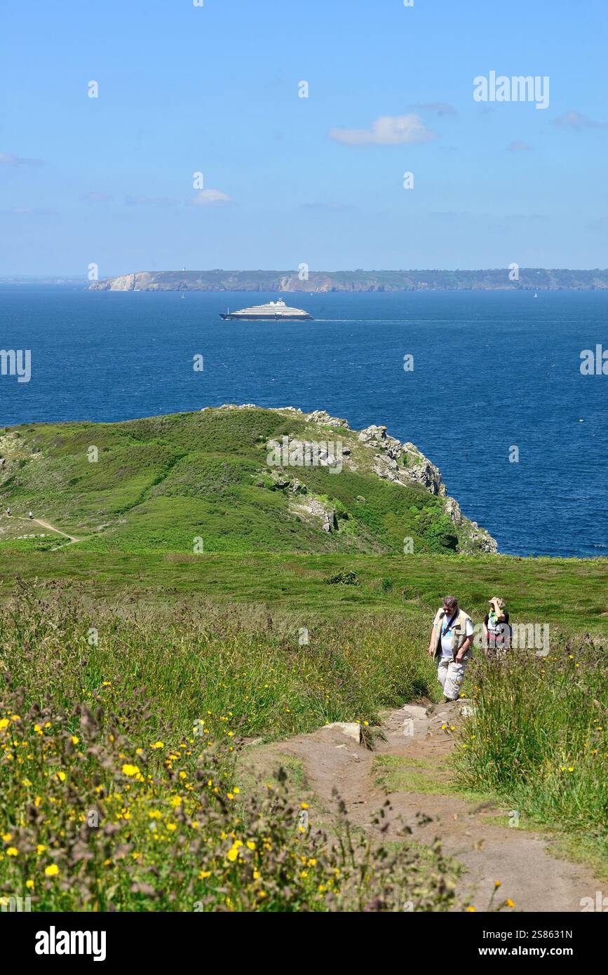 Beuzec-Cap-Sizun (Bretagne, Nordwestfrankreich): Wanderer auf dem Wanderweg GR34 in Kastel Koz. Blick auf das Cap de la Chèvre, Halbinsel Crozon, an Stockfoto