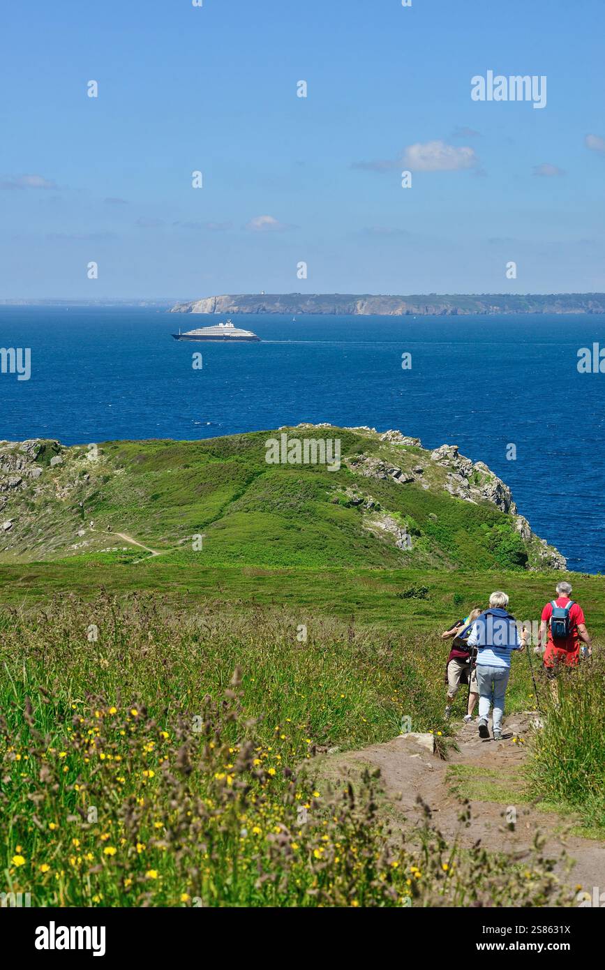 Beuzec-Cap-Sizun (Bretagne, Nordwestfrankreich): Wanderer auf dem Wanderweg GR34 in Kastel Koz. Blick auf das Cap de la Chèvre, Halbinsel Crozon, an Stockfoto